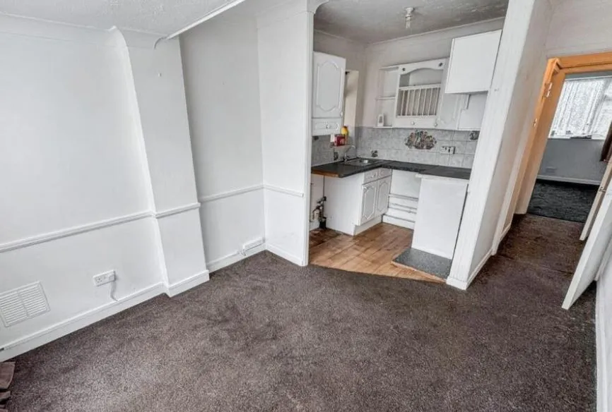RESIDENTIAL INVESTMENT: A WELL PRESENTED VACANT GROUND FLOOR PURPOSE BUILT LEASEHOLD FLAT WITH COMMUNAL GARDEN AND ALLOCATED PARKING