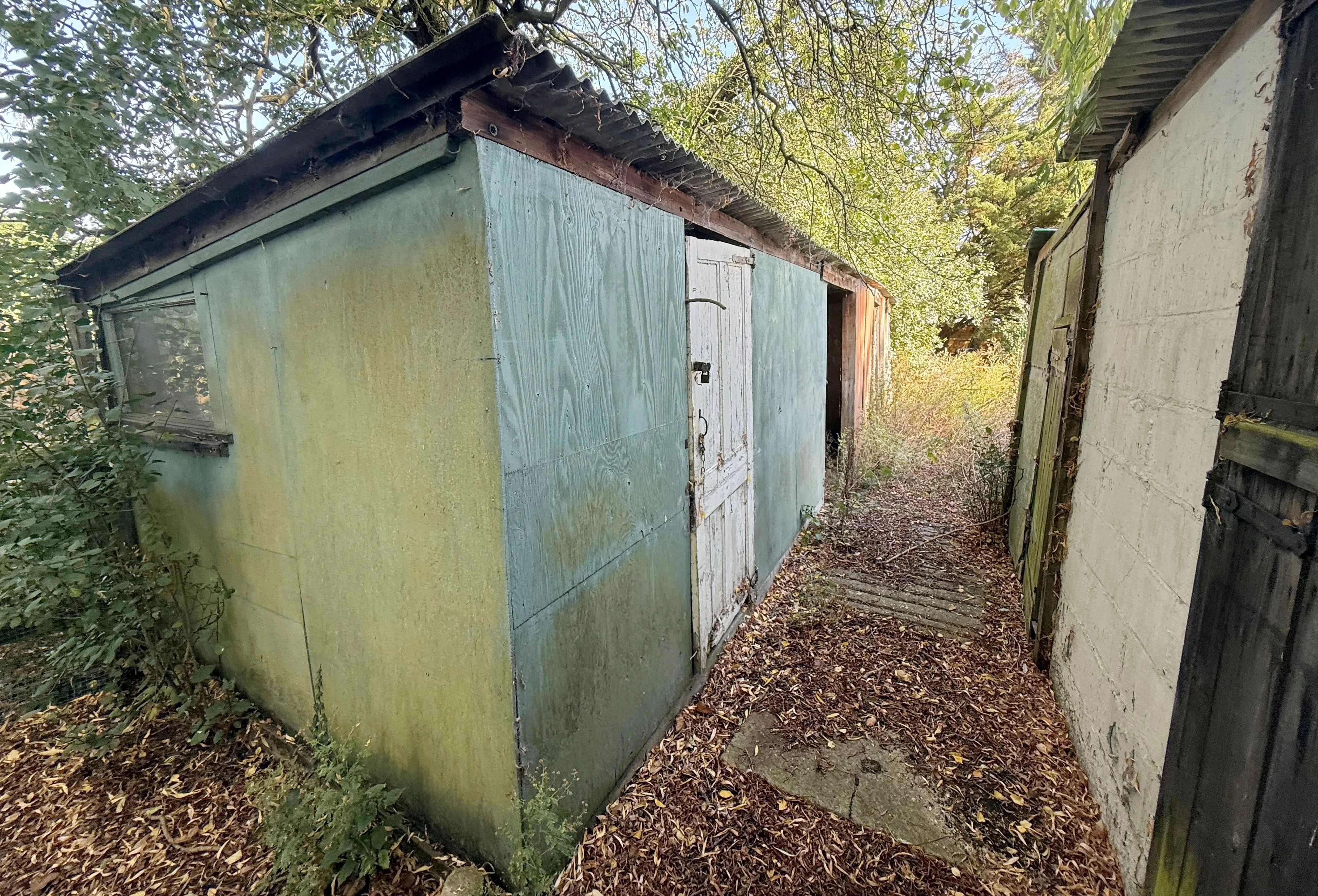 DEVELOPMENT POTENTIAL:  VACANT FREEHOLD 3 BEDROOM DETACHED HOUSE WITH 3 STABLES ON A 0.87 ACRE GREEN BELT PLOT OFFERS SCOPE FOR REDEVELOPMENT. 
