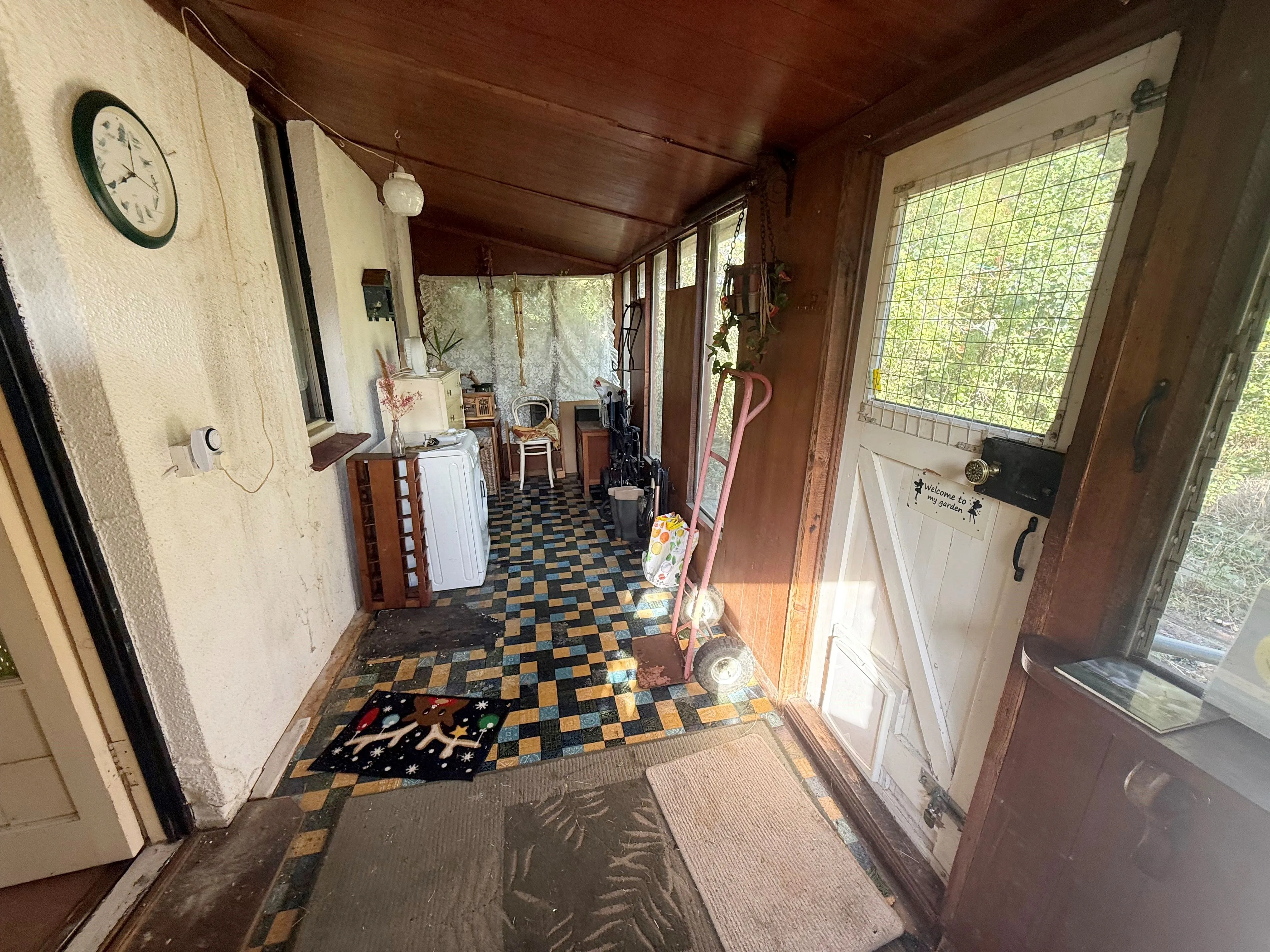 DEVELOPMENT POTENTIAL:  VACANT FREEHOLD 3 BEDROOM DETACHED HOUSE WITH 3 STABLES ON A 0.87 ACRE GREEN BELT PLOT OFFERS SCOPE FOR REDEVELOPMENT. 