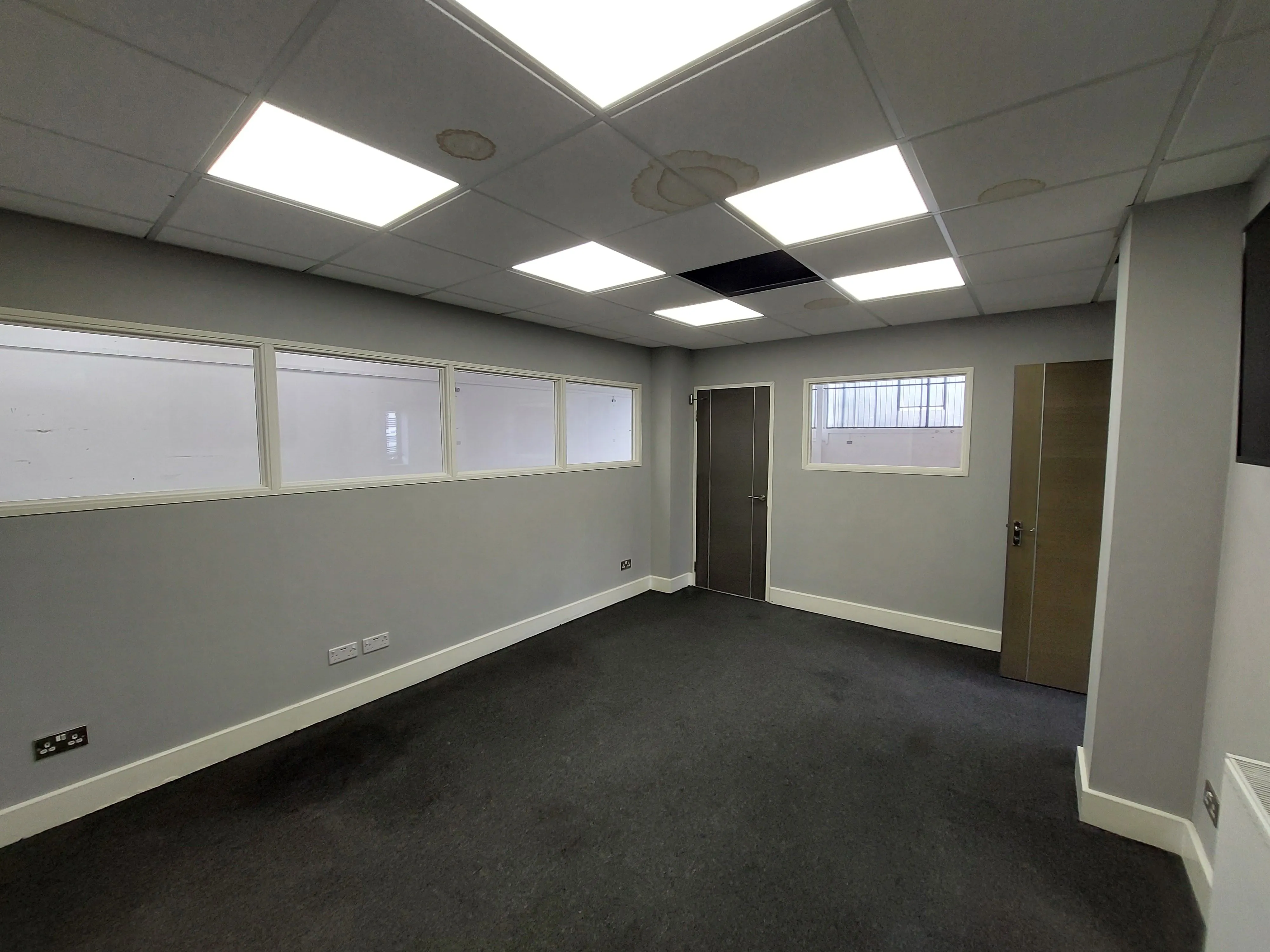 COMMERCIAL WAREHOUSE: A VACANT LEASEHOLD INDUSTRIAL UNIT WITH A REAR YARD MEASURING 5,527 SQ.FT LOCATED ON AN ESTABLISHED BUSINESS PARK