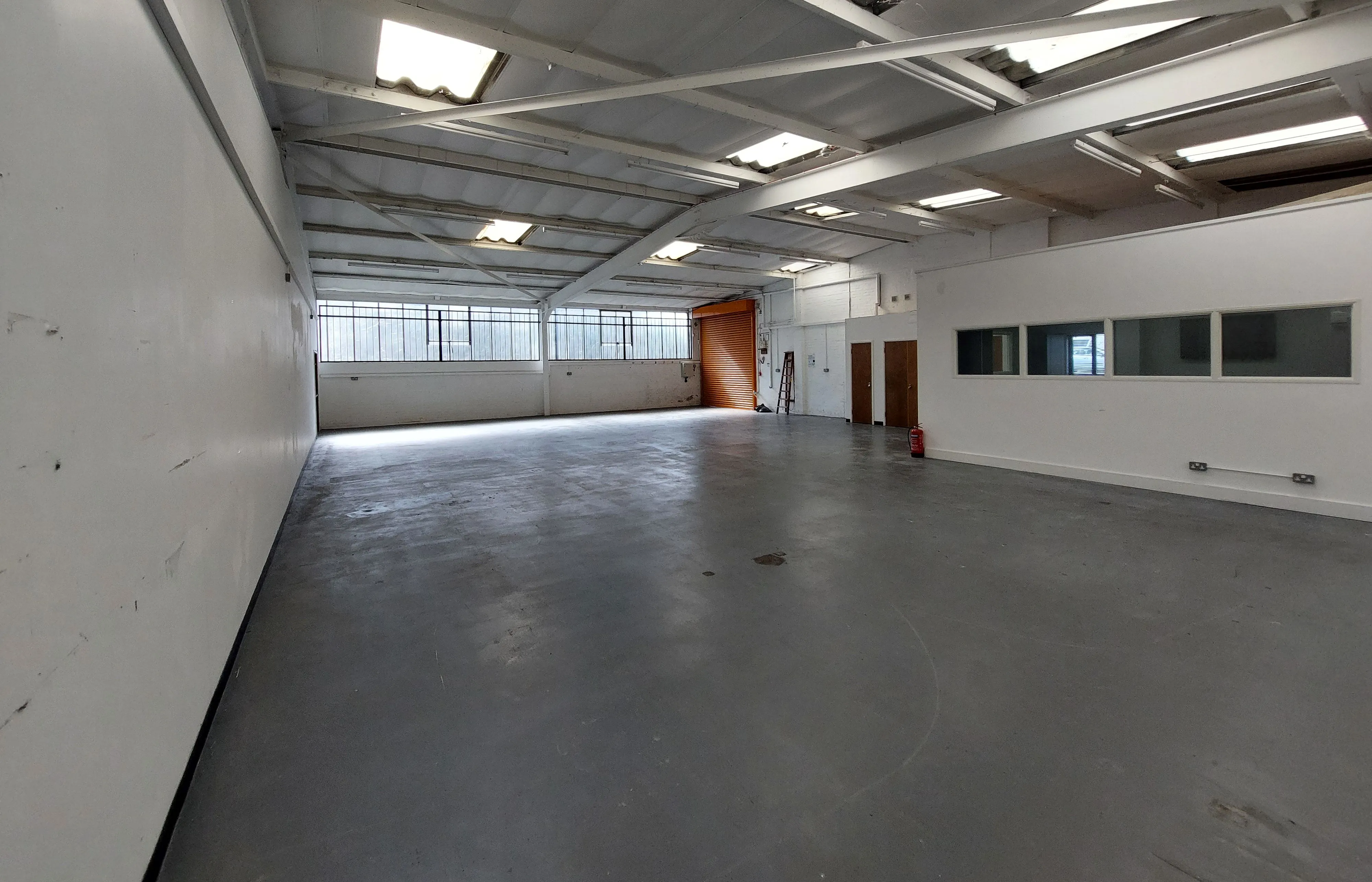 COMMERCIAL WAREHOUSE: A VACANT LEASEHOLD INDUSTRIAL UNIT WITH A REAR YARD MEASURING 5,527 SQ.FT LOCATED ON AN ESTABLISHED BUSINESS PARK