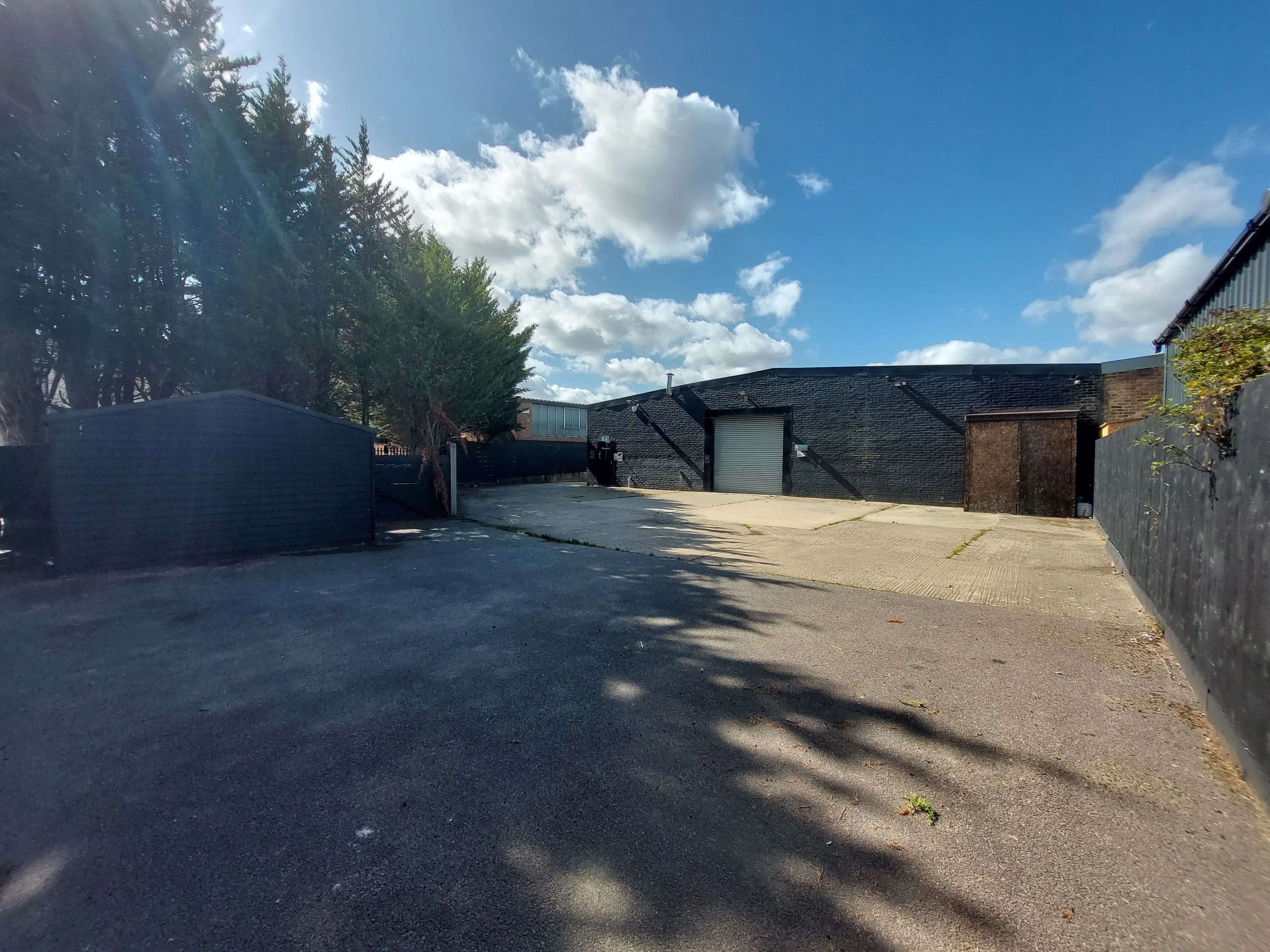 COMMERCIAL WAREHOUSE: A VACANT LEASEHOLD INDUSTRIAL UNIT WITH A REAR YARD MEASURING 5,527 SQ.FT LOCATED ON AN ESTABLISHED BUSINESS PARK