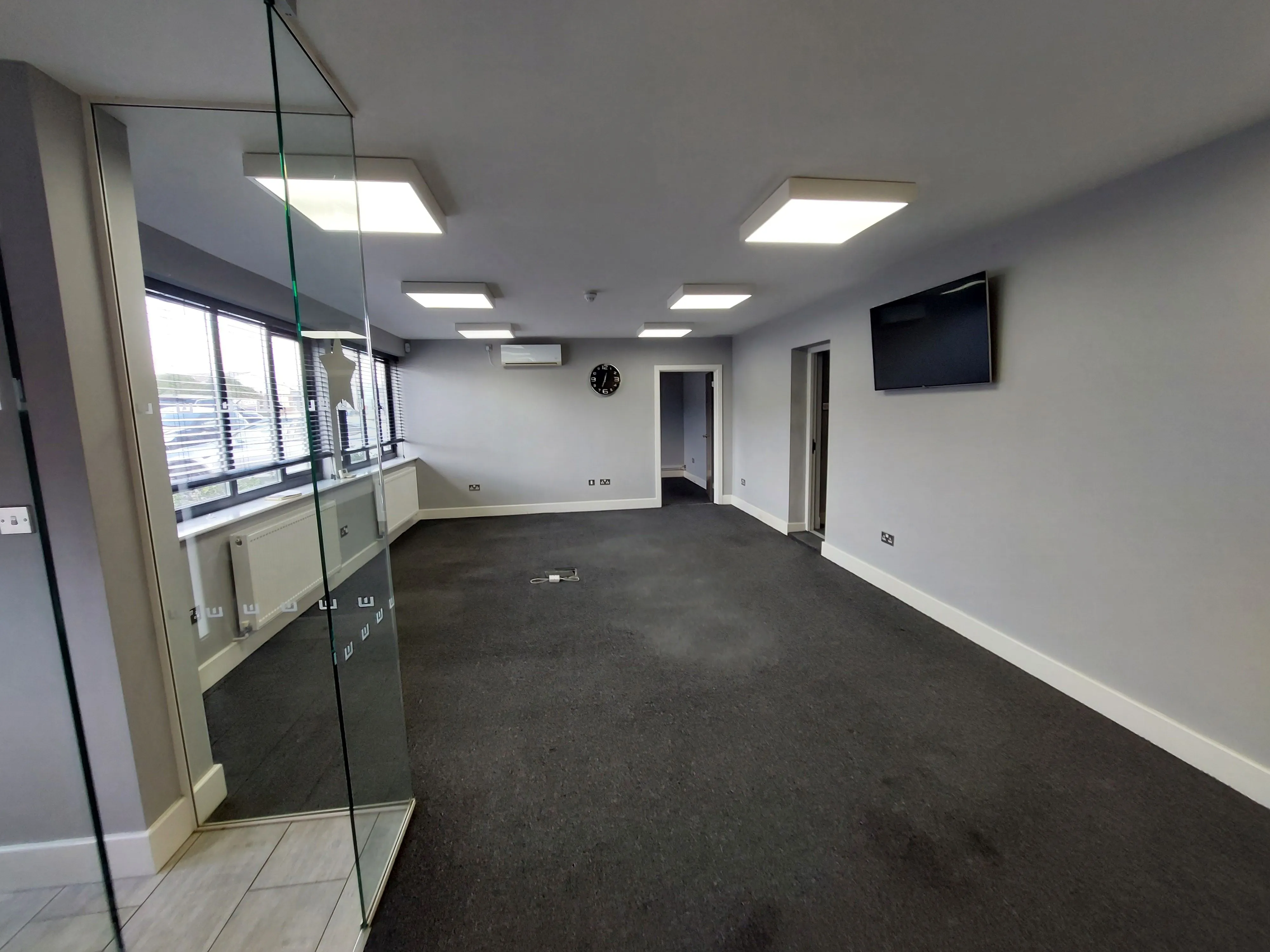 COMMERCIAL WAREHOUSE: A VACANT LEASEHOLD INDUSTRIAL UNIT WITH A REAR YARD MEASURING 5,527 SQ.FT LOCATED ON AN ESTABLISHED BUSINESS PARK