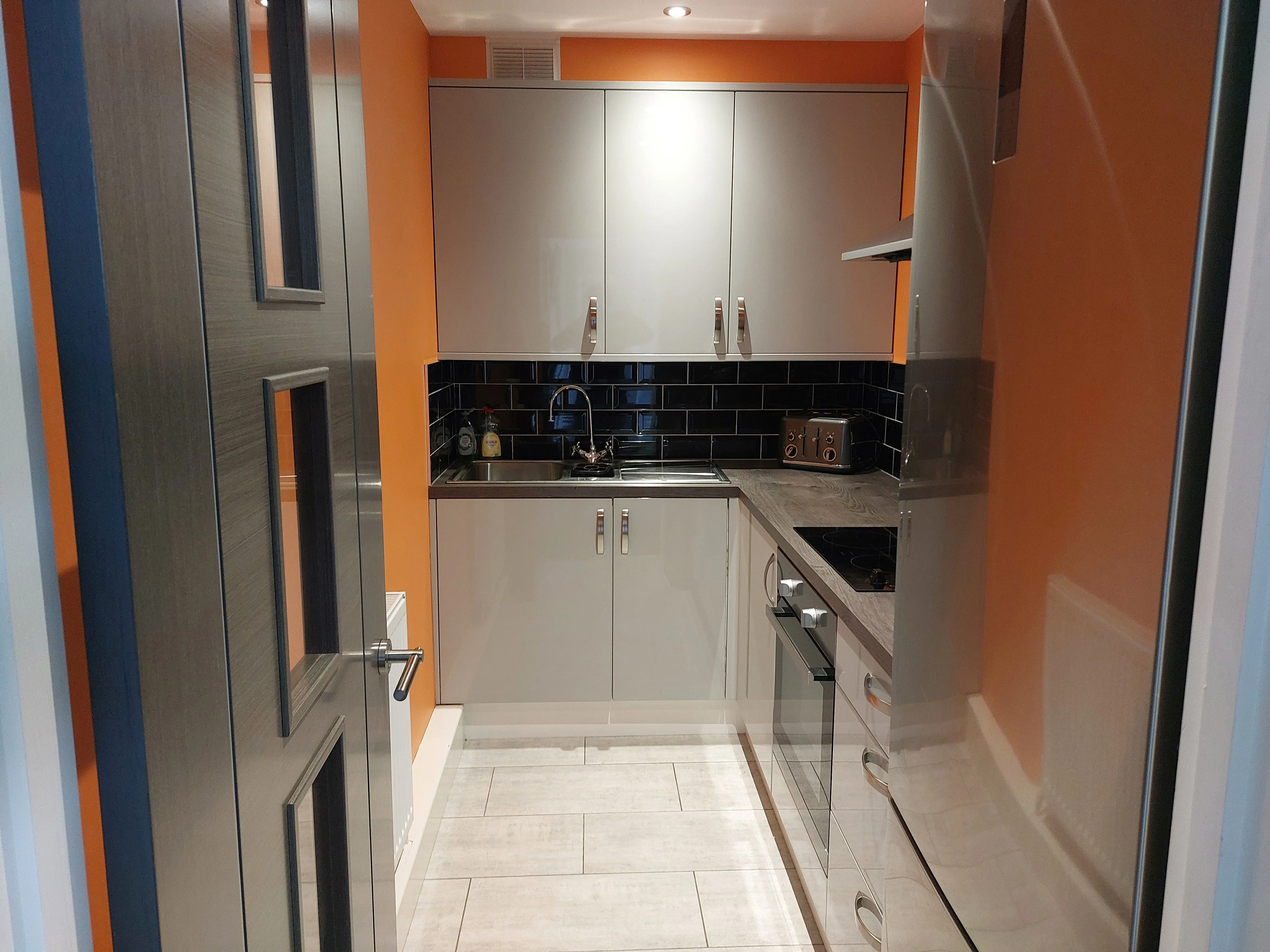 COMMERCIAL WAREHOUSE: A VACANT LEASEHOLD INDUSTRIAL UNIT WITH A REAR YARD MEASURING 5,527 SQ.FT LOCATED ON AN ESTABLISHED BUSINESS PARK