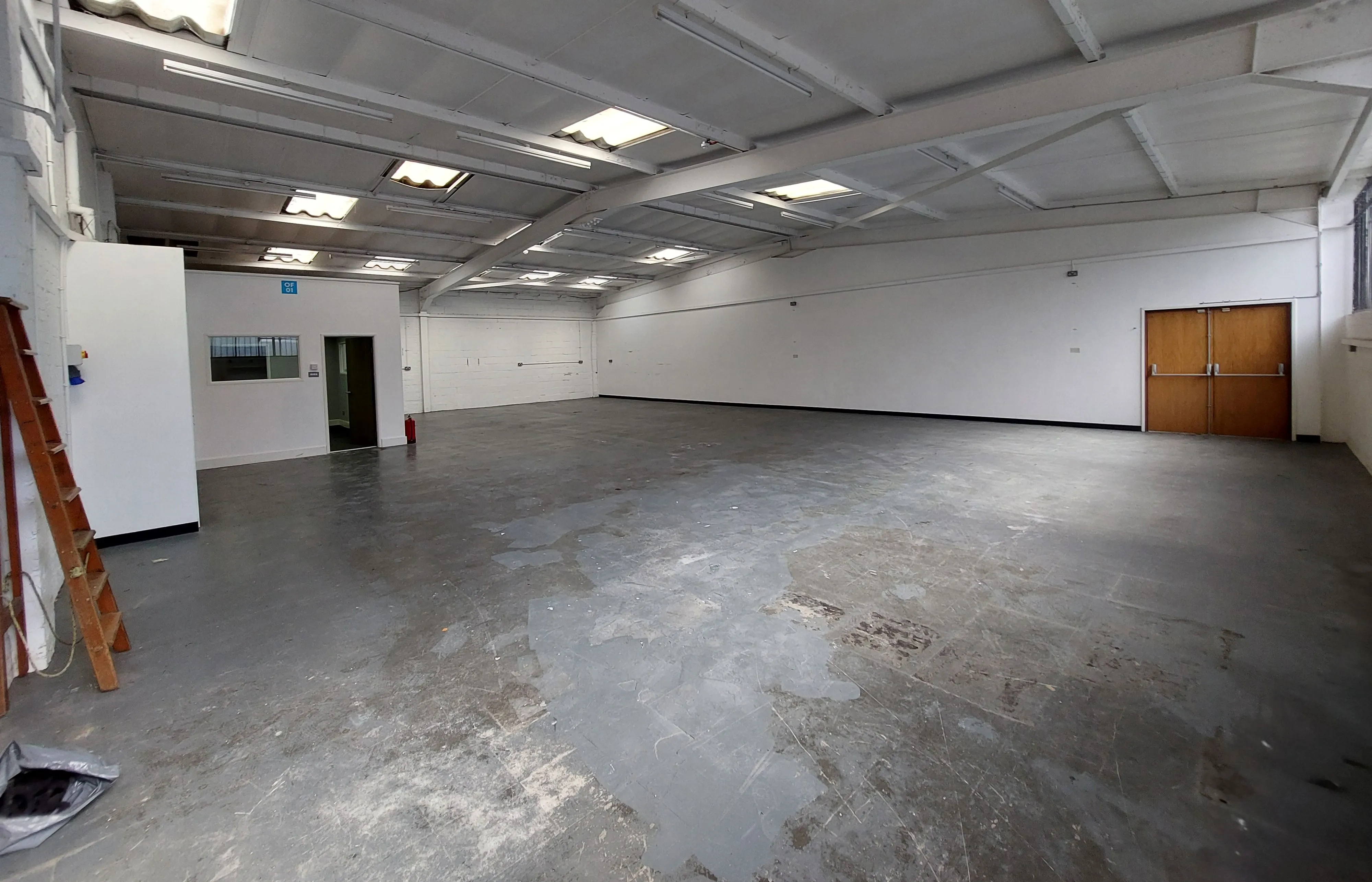 COMMERCIAL WAREHOUSE: A VACANT LEASEHOLD INDUSTRIAL UNIT WITH A REAR YARD MEASURING 5,527 SQ.FT LOCATED ON AN ESTABLISHED BUSINESS PARK