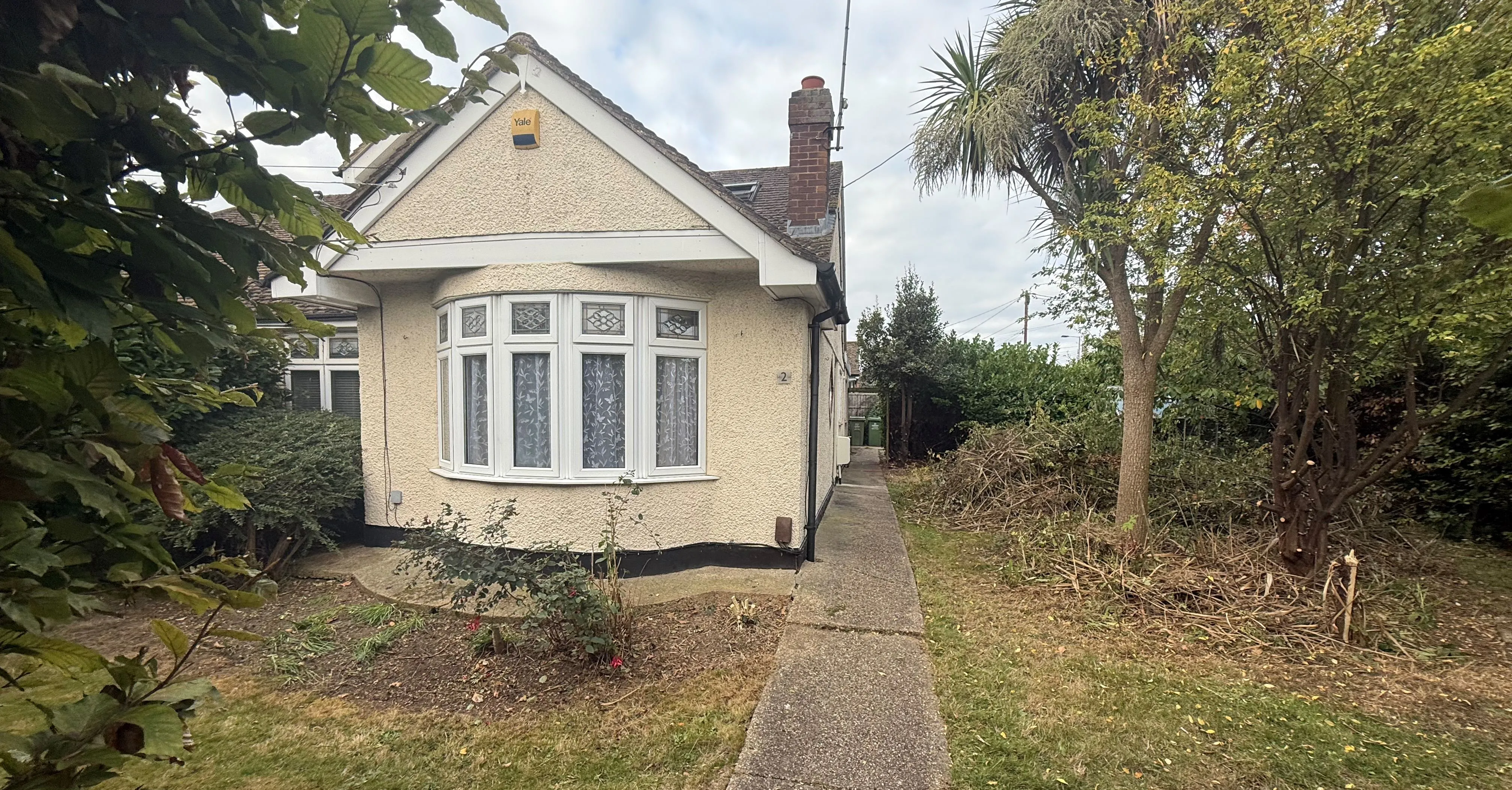 RESIDENTIAL INVESTMENT: A VACANT FREEHOLD SEMI DETACHED CHALET IN NEED OF LIGHT REFURBISHMENT WITHIN WALKING DISTANCE TO TOWN CENTRE