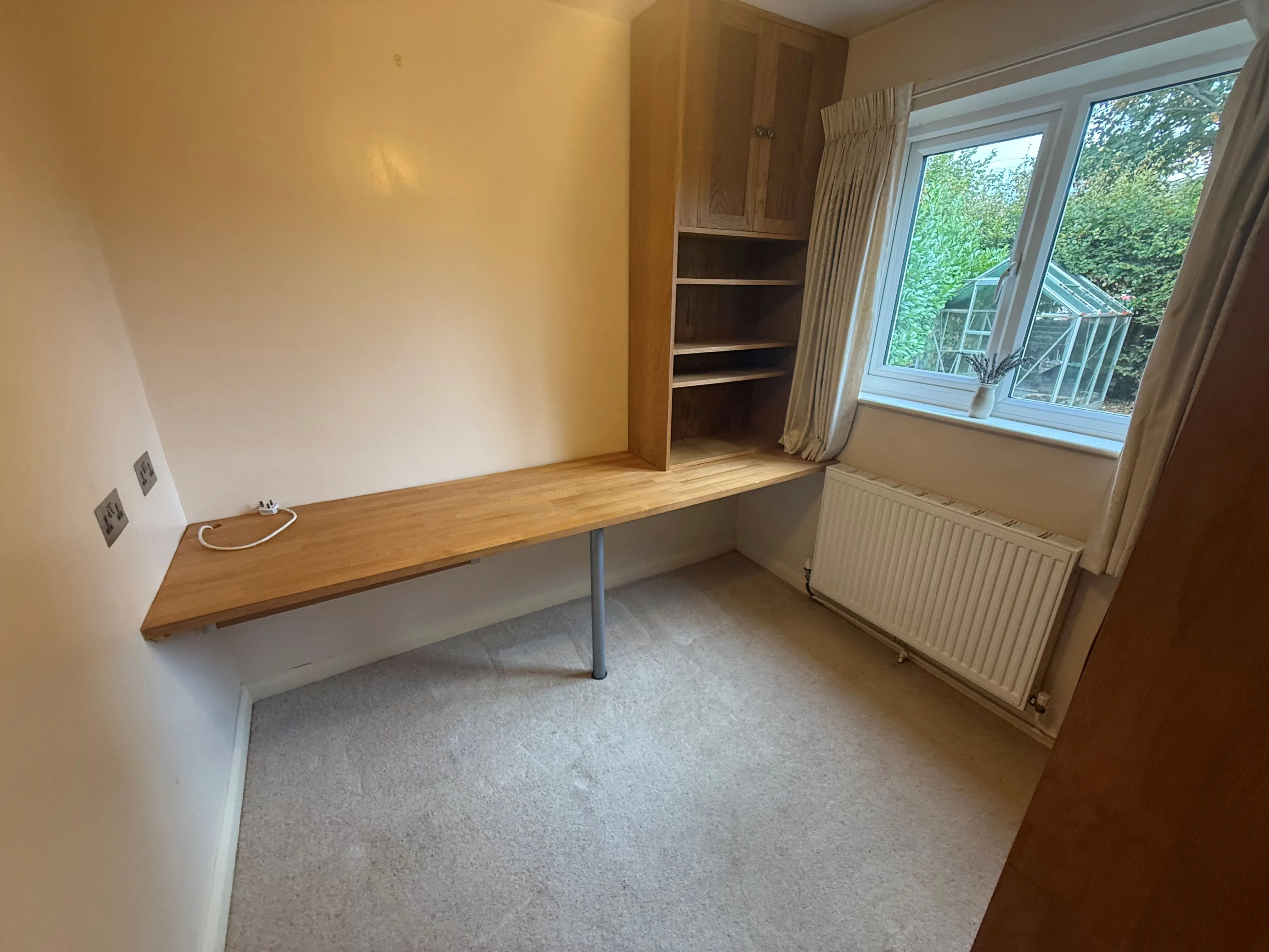 RESIDENTIAL INVESTMENT: A VACANT FREEHOLD SEMI DETACHED CHALET IN NEED OF LIGHT REFURBISHMENT WITHIN WALKING DISTANCE TO TOWN CENTRE