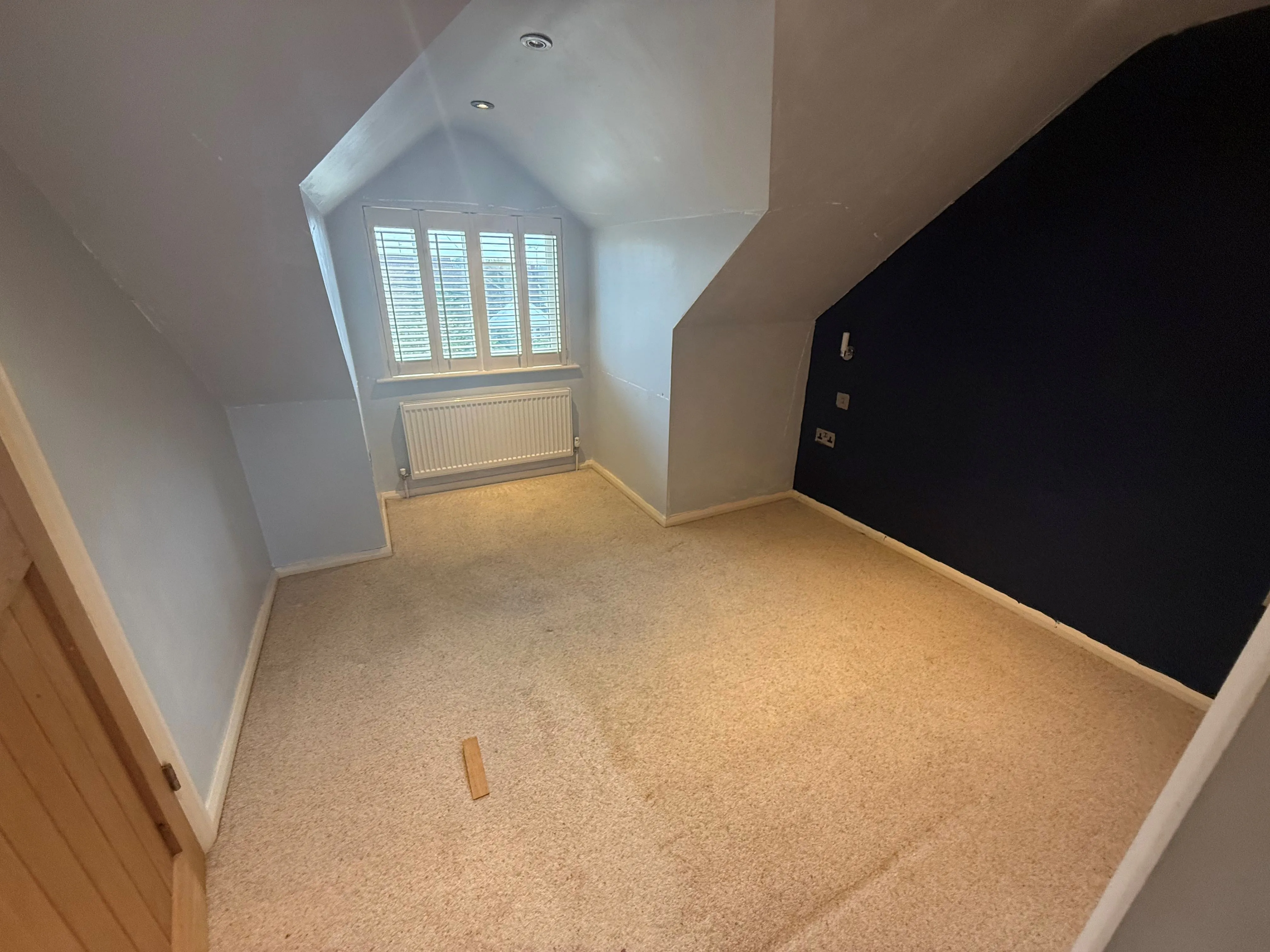 RESIDENTIAL INVESTMENT: A VACANT FREEHOLD SEMI DETACHED CHALET IN NEED OF LIGHT REFURBISHMENT WITHIN WALKING DISTANCE TO TOWN CENTRE