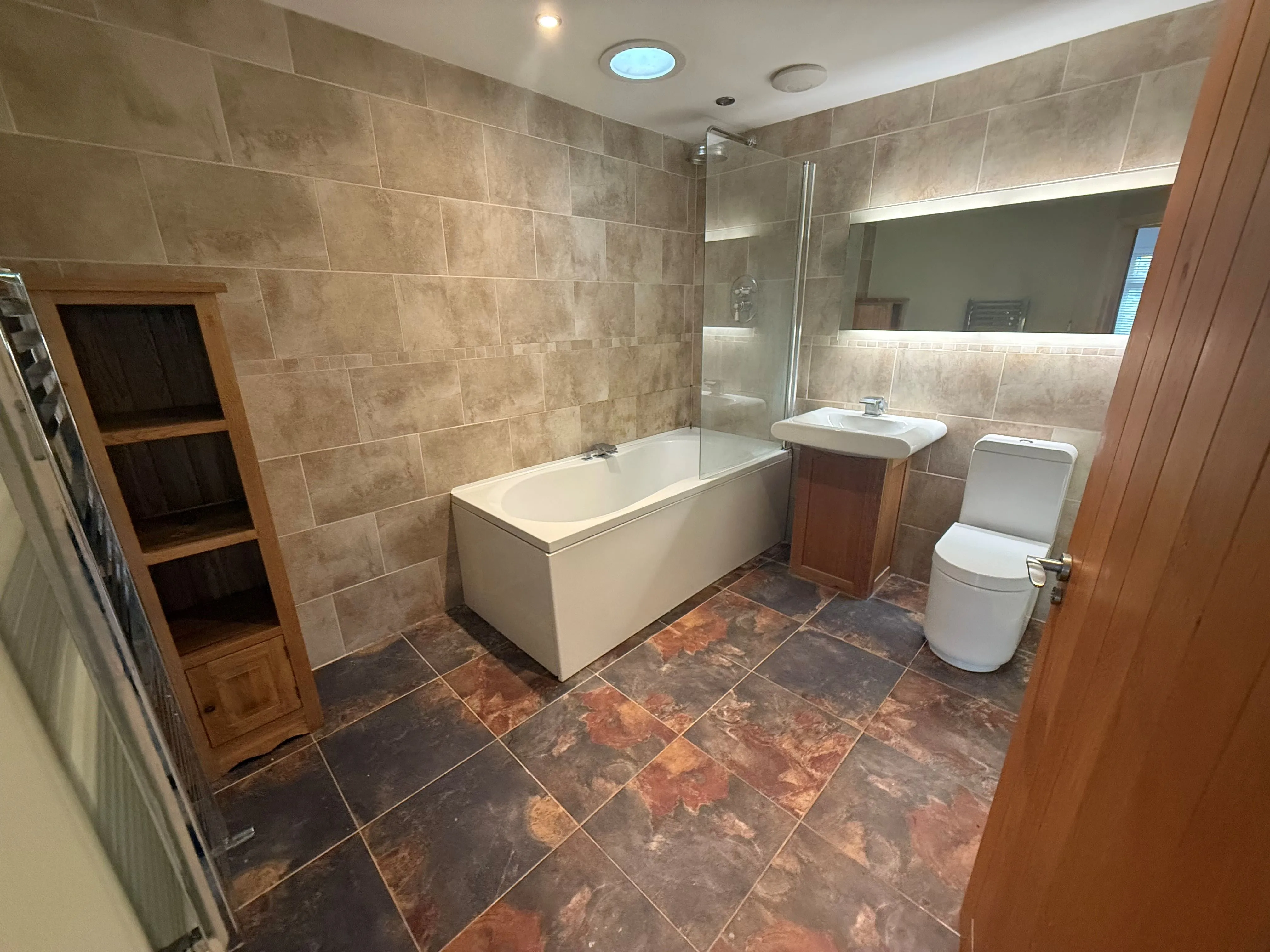 RESIDENTIAL INVESTMENT: A VACANT FREEHOLD SEMI DETACHED CHALET IN NEED OF LIGHT REFURBISHMENT WITHIN WALKING DISTANCE TO TOWN CENTRE