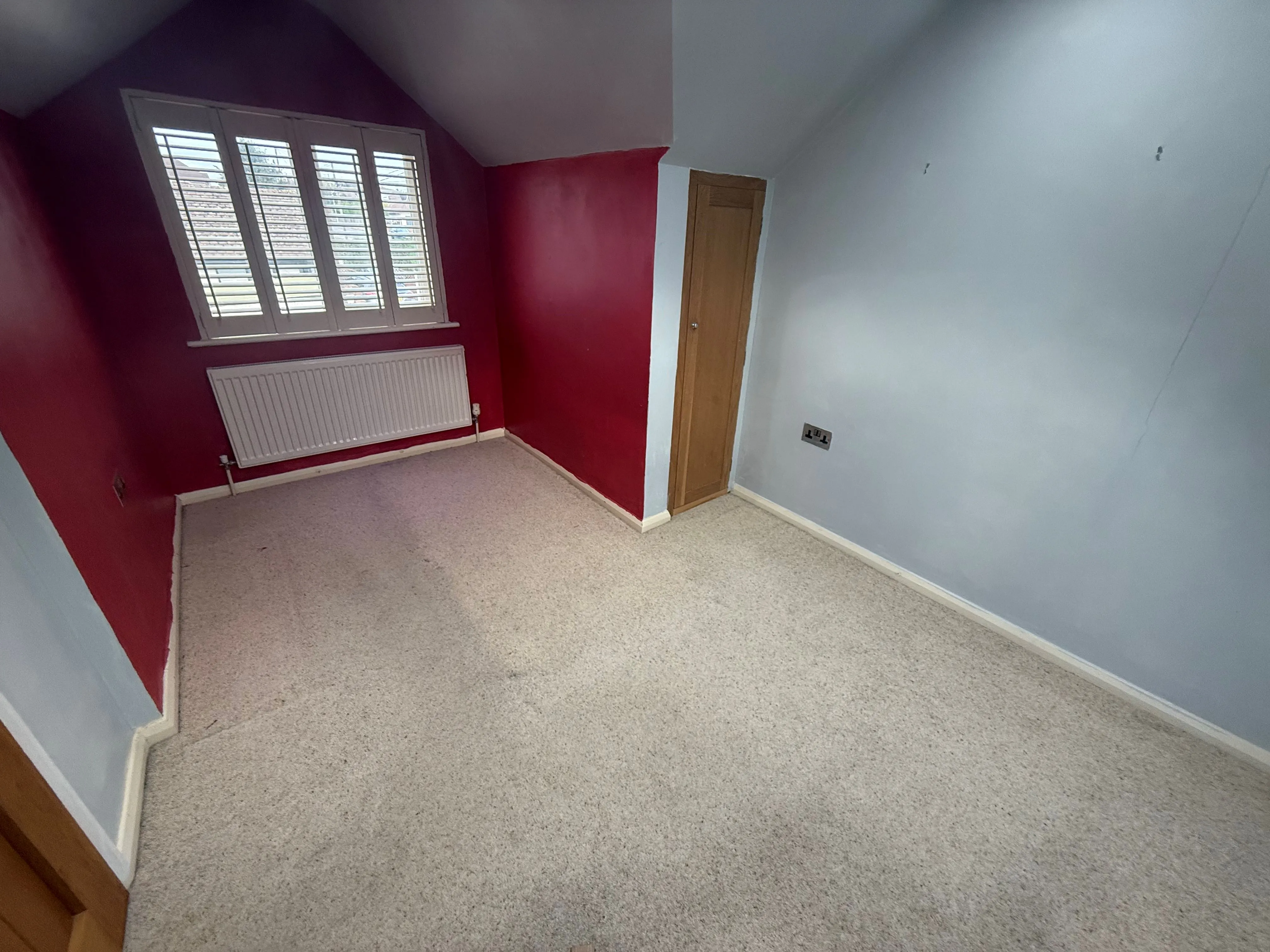 RESIDENTIAL INVESTMENT: A VACANT FREEHOLD SEMI DETACHED CHALET IN NEED OF LIGHT REFURBISHMENT WITHIN WALKING DISTANCE TO TOWN CENTRE