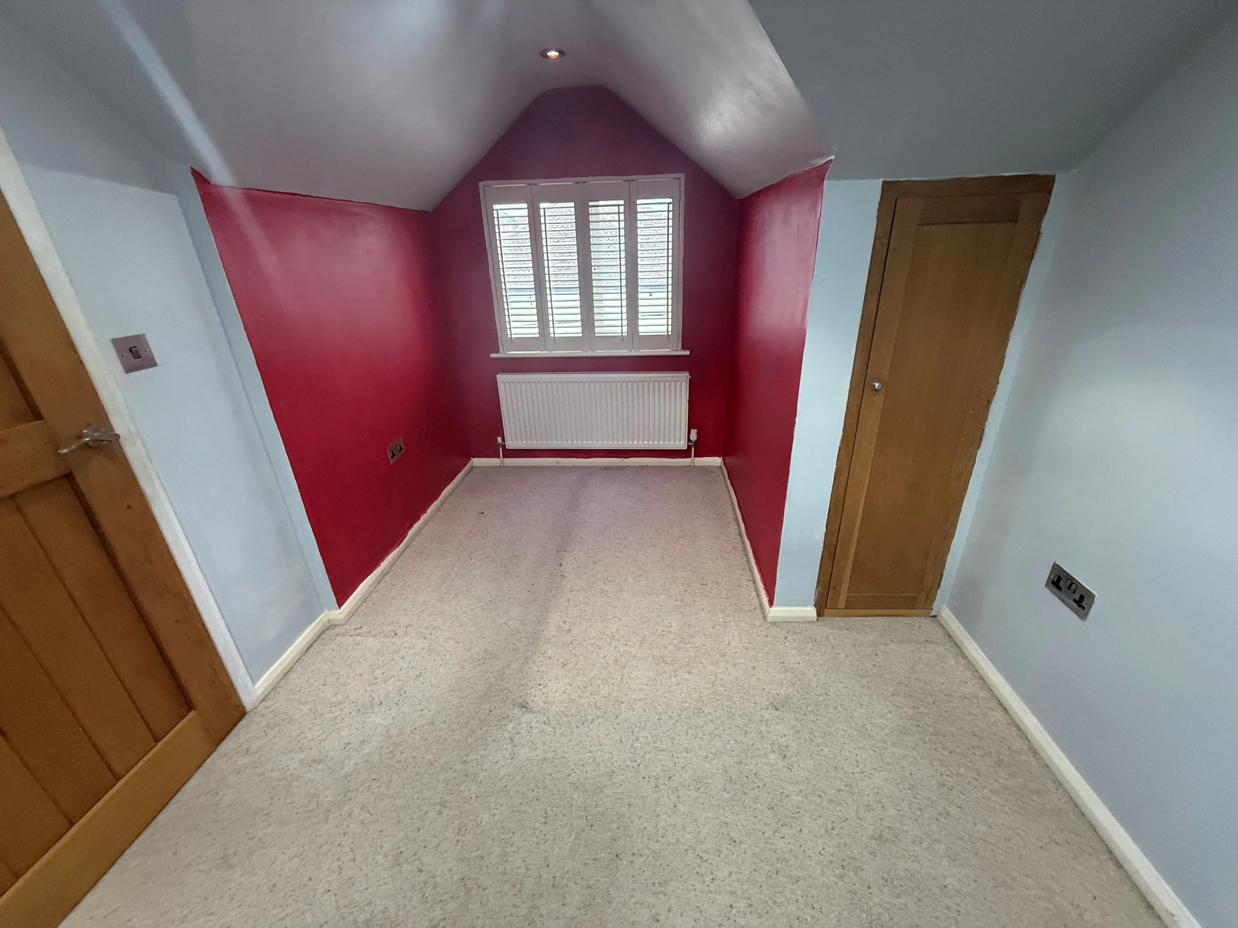 RESIDENTIAL INVESTMENT: A VACANT FREEHOLD SEMI DETACHED CHALET IN NEED OF LIGHT REFURBISHMENT WITHIN WALKING DISTANCE TO TOWN CENTRE