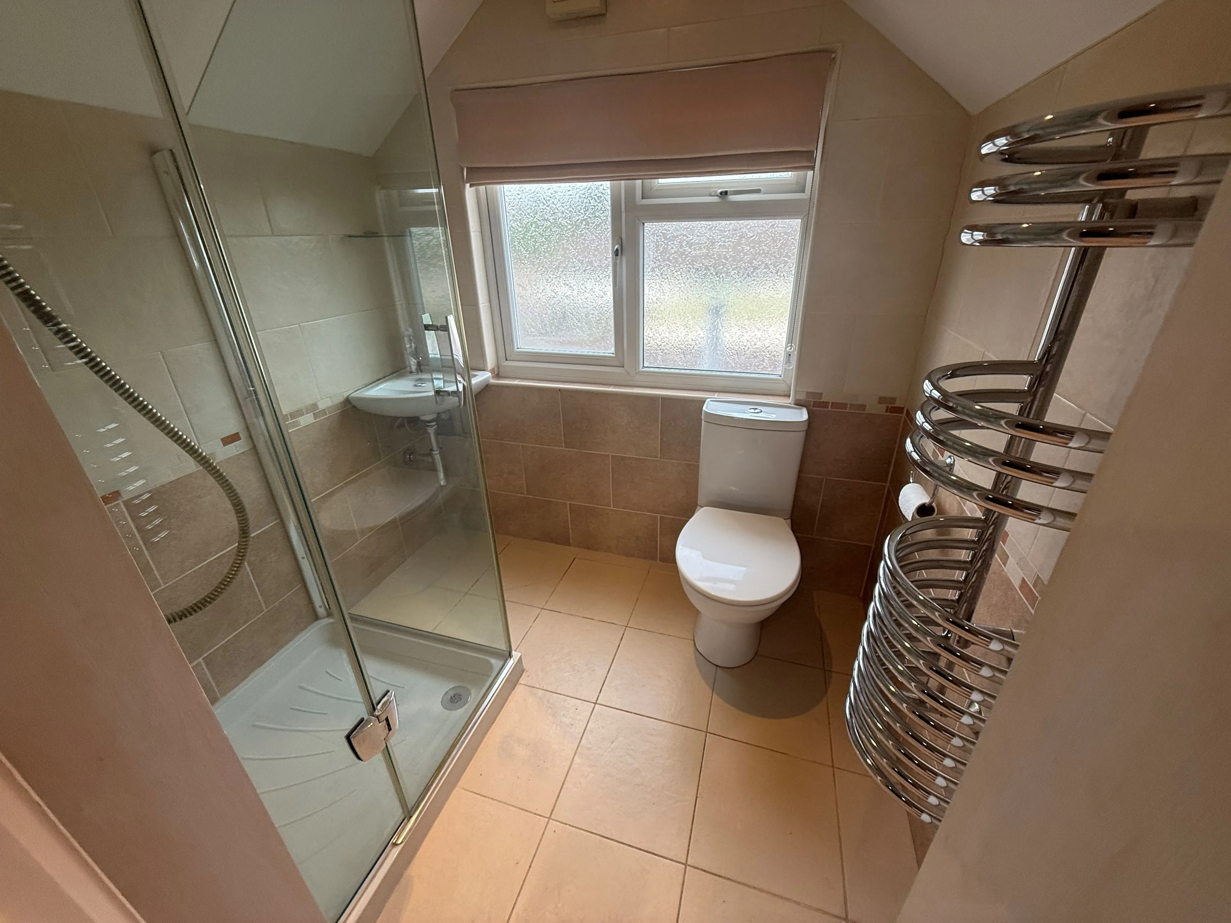 RESIDENTIAL INVESTMENT: A VACANT FREEHOLD SEMI DETACHED CHALET IN NEED OF LIGHT REFURBISHMENT WITHIN WALKING DISTANCE TO TOWN CENTRE