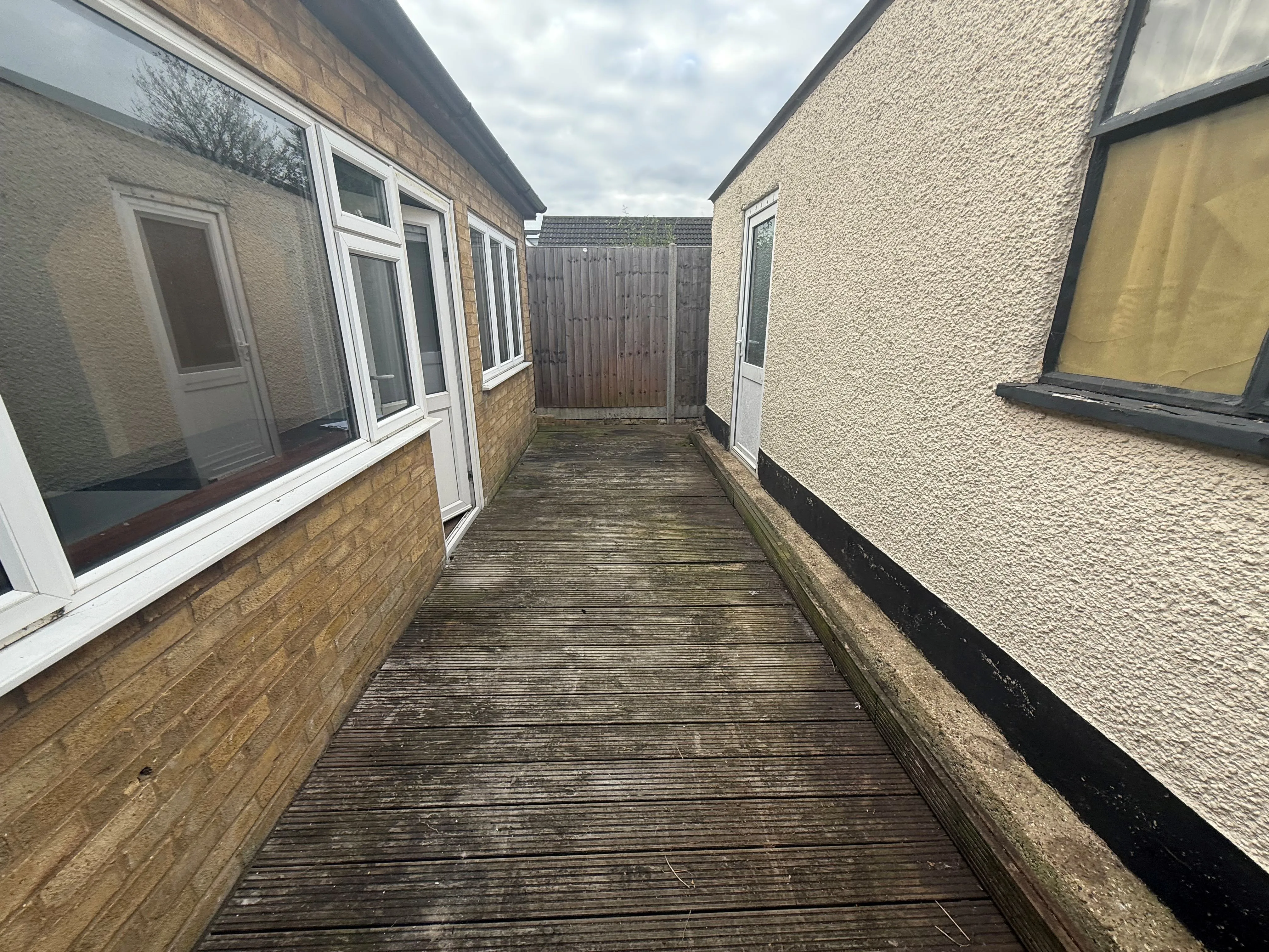 RESIDENTIAL INVESTMENT: A VACANT FREEHOLD SEMI DETACHED CHALET IN NEED OF LIGHT REFURBISHMENT WITHIN WALKING DISTANCE TO TOWN CENTRE