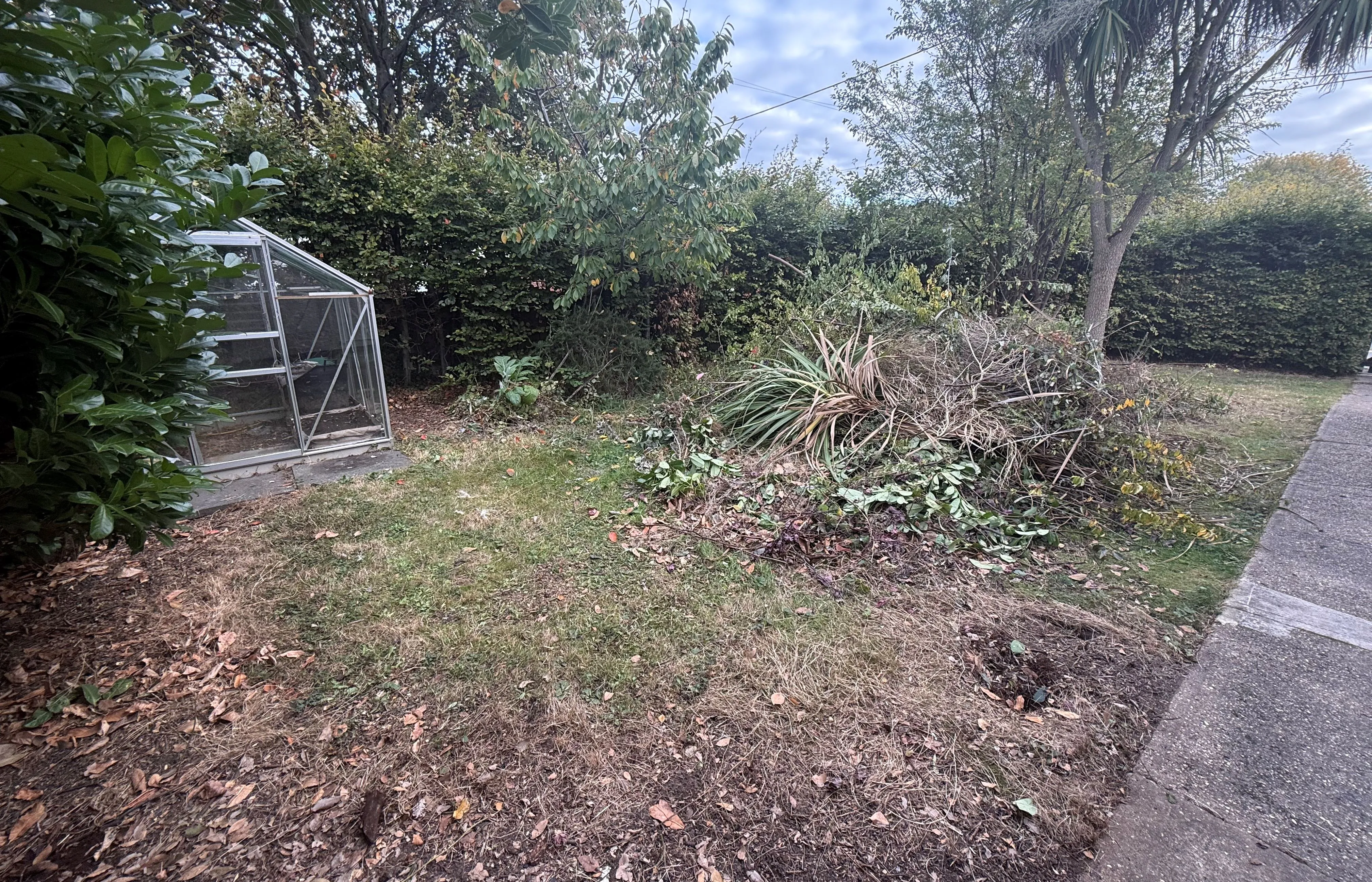 RESIDENTIAL INVESTMENT: A VACANT FREEHOLD SEMI DETACHED CHALET IN NEED OF LIGHT REFURBISHMENT WITHIN WALKING DISTANCE TO TOWN CENTRE