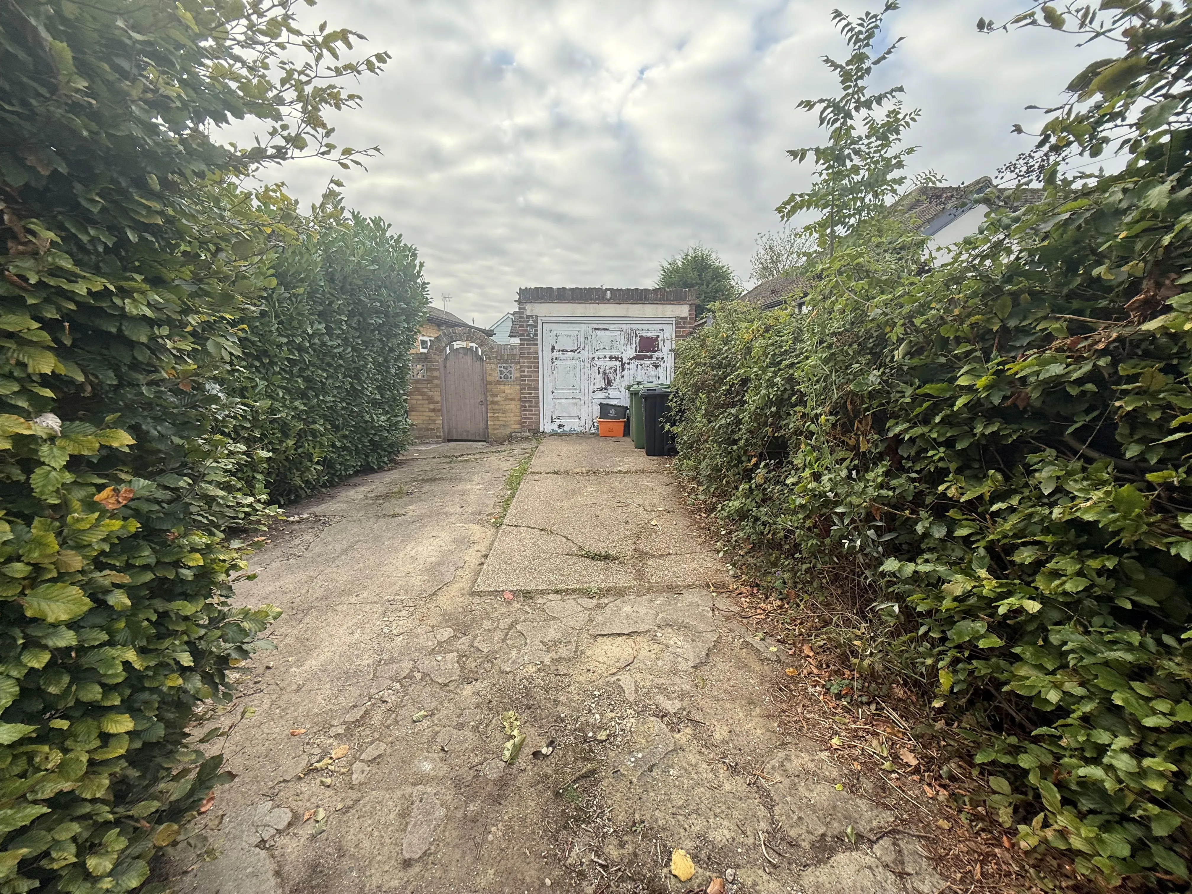 RESIDENTIAL INVESTMENT: A VACANT FREEHOLD SEMI DETACHED CHALET IN NEED OF LIGHT REFURBISHMENT WITHIN WALKING DISTANCE TO TOWN CENTRE