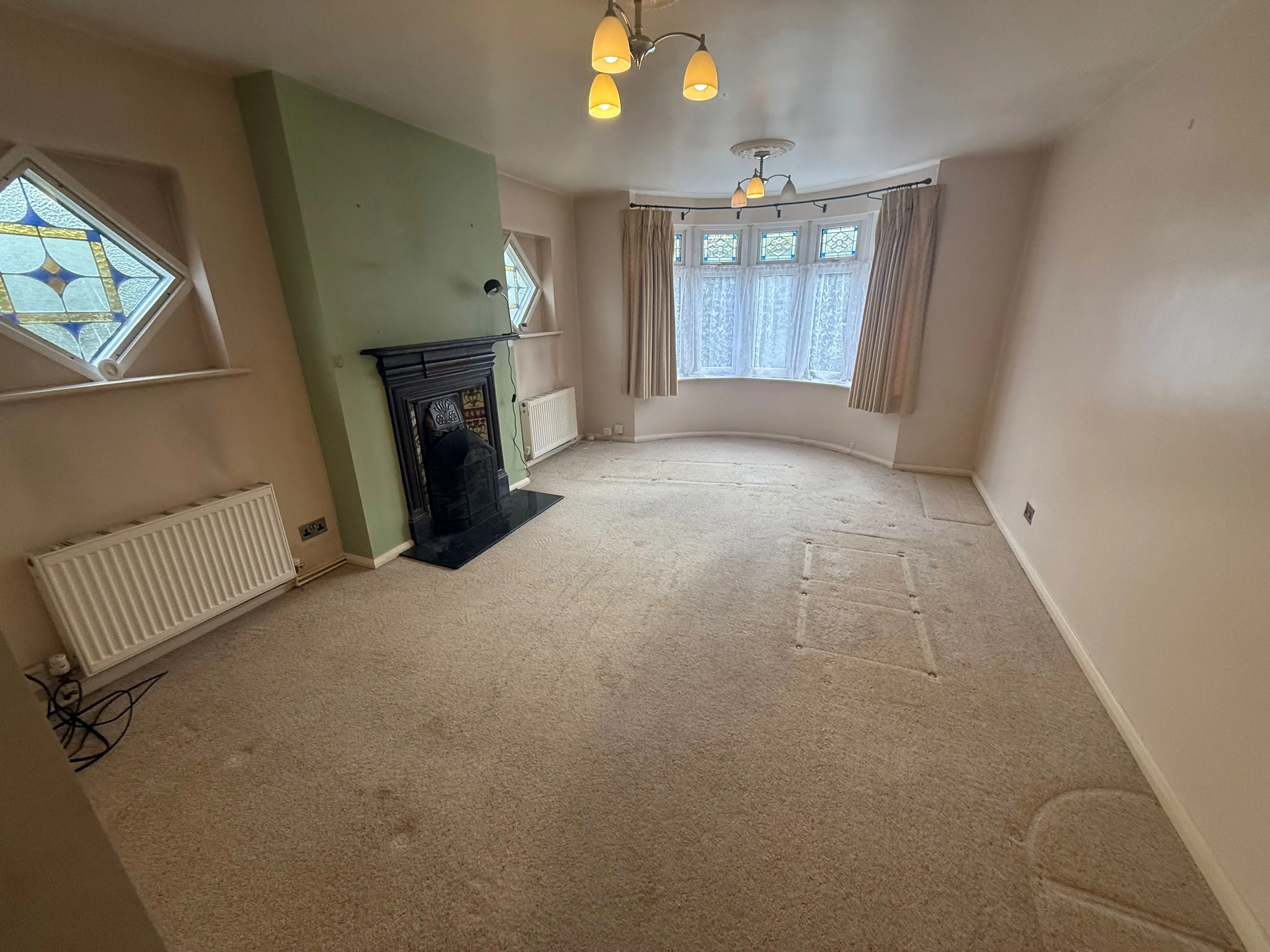 RESIDENTIAL INVESTMENT: A VACANT FREEHOLD SEMI DETACHED CHALET IN NEED OF LIGHT REFURBISHMENT WITHIN WALKING DISTANCE TO TOWN CENTRE