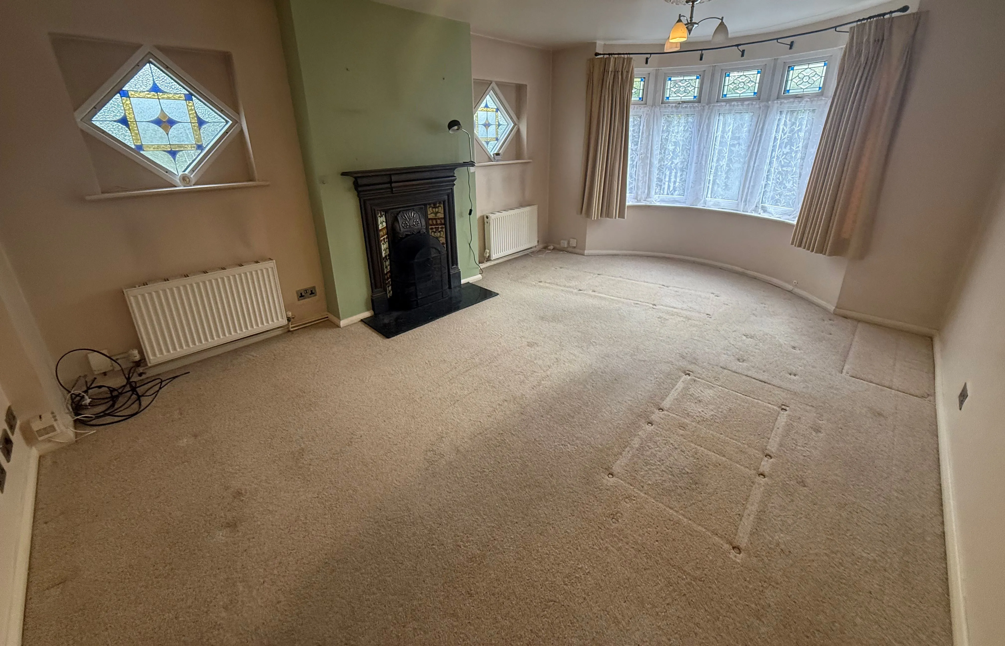 RESIDENTIAL INVESTMENT: A VACANT FREEHOLD SEMI DETACHED CHALET IN NEED OF LIGHT REFURBISHMENT WITHIN WALKING DISTANCE TO TOWN CENTRE