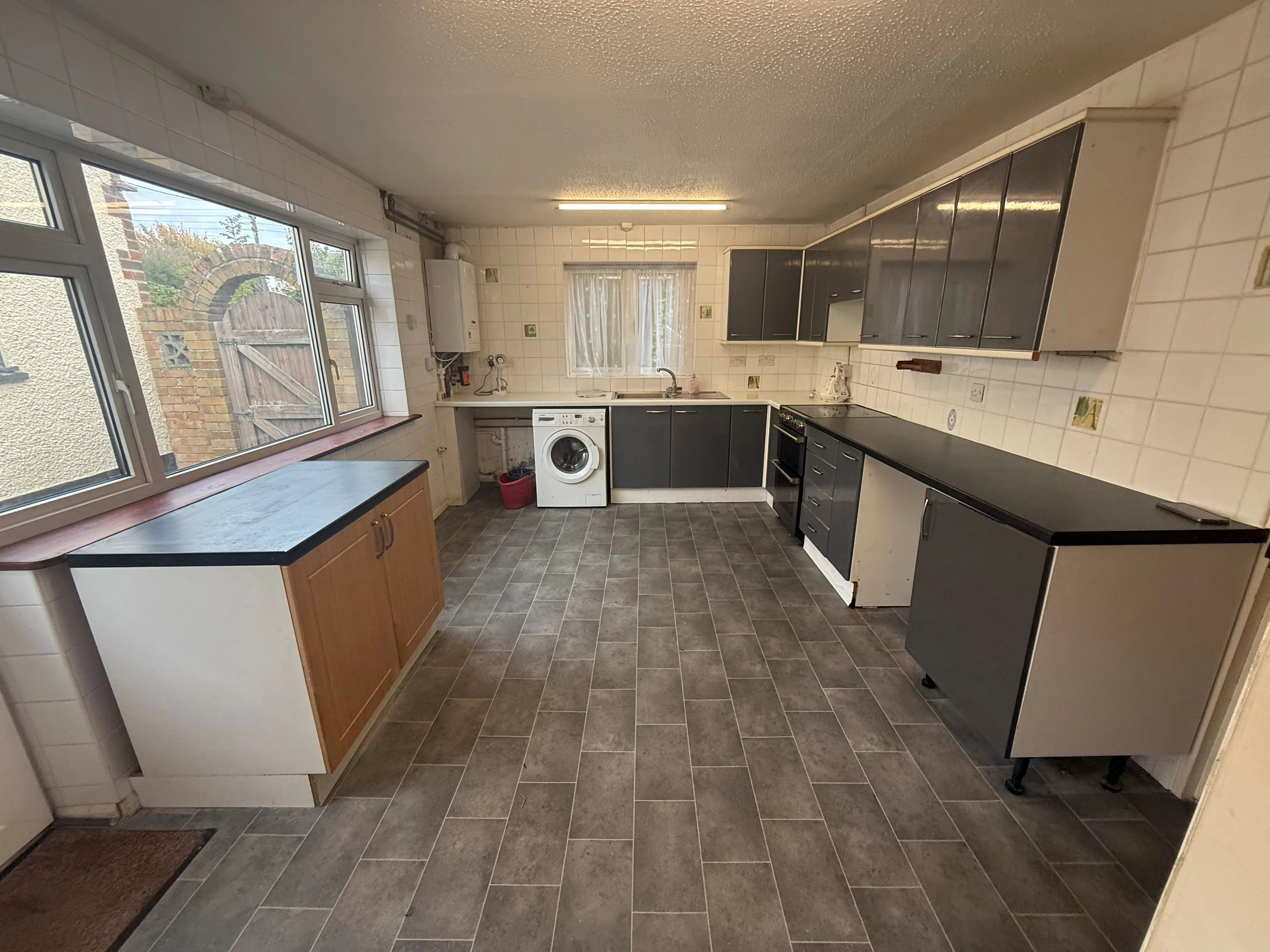 RESIDENTIAL INVESTMENT: A VACANT FREEHOLD SEMI DETACHED CHALET IN NEED OF LIGHT REFURBISHMENT WITHIN WALKING DISTANCE TO TOWN CENTRE