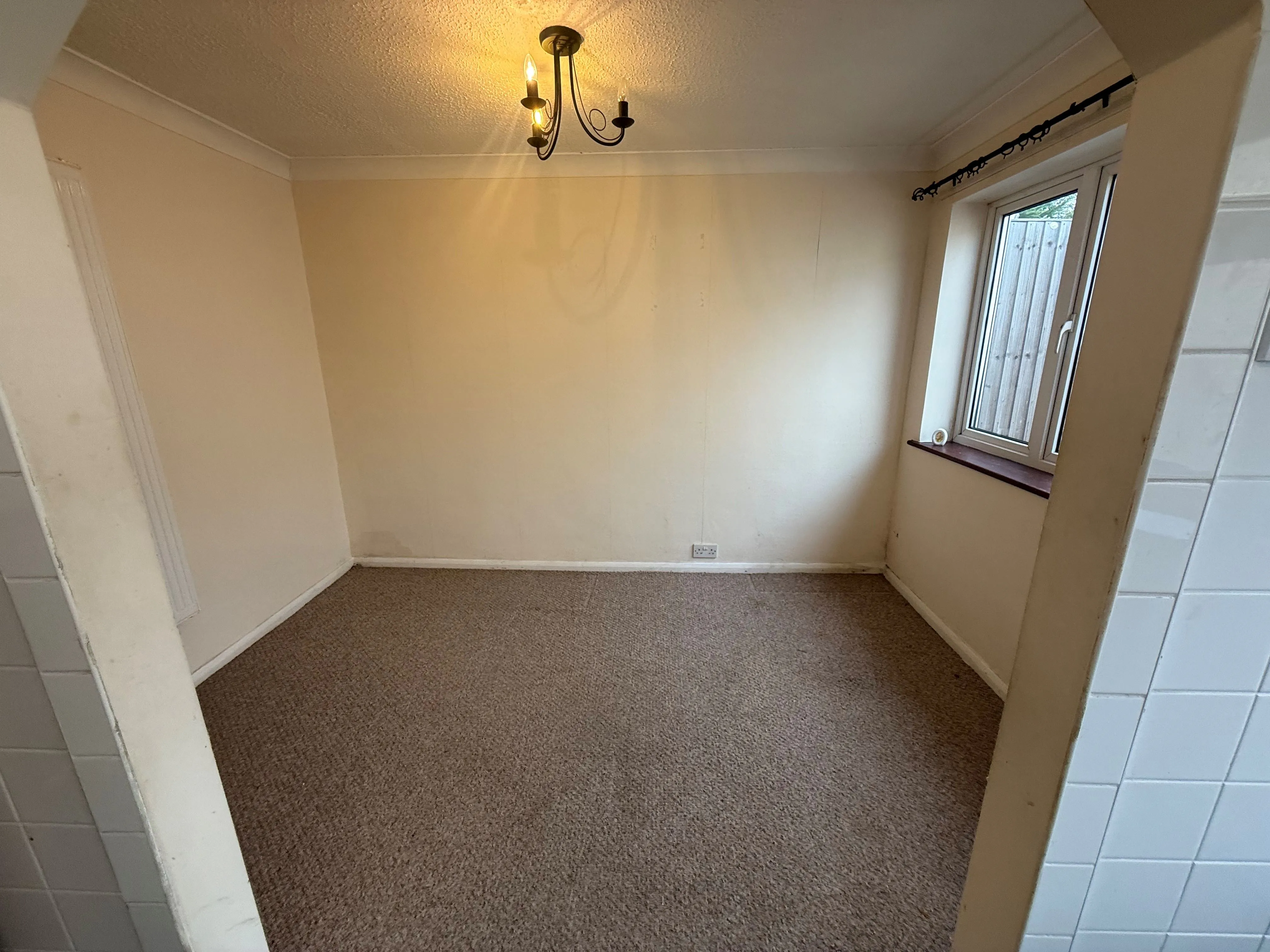 RESIDENTIAL INVESTMENT: A VACANT FREEHOLD SEMI DETACHED CHALET IN NEED OF LIGHT REFURBISHMENT WITHIN WALKING DISTANCE TO TOWN CENTRE