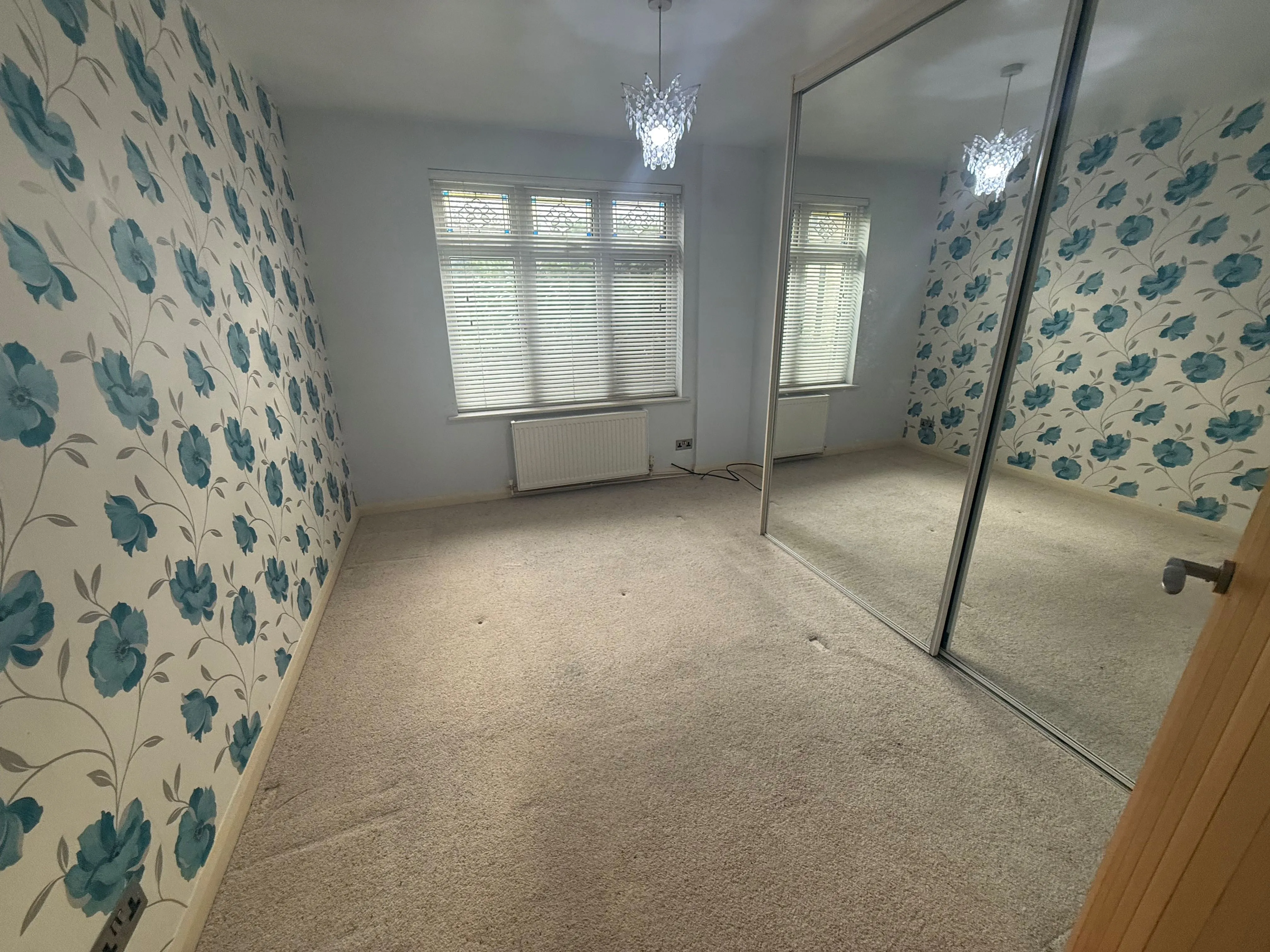 RESIDENTIAL INVESTMENT: A VACANT FREEHOLD SEMI DETACHED CHALET IN NEED OF LIGHT REFURBISHMENT WITHIN WALKING DISTANCE TO TOWN CENTRE