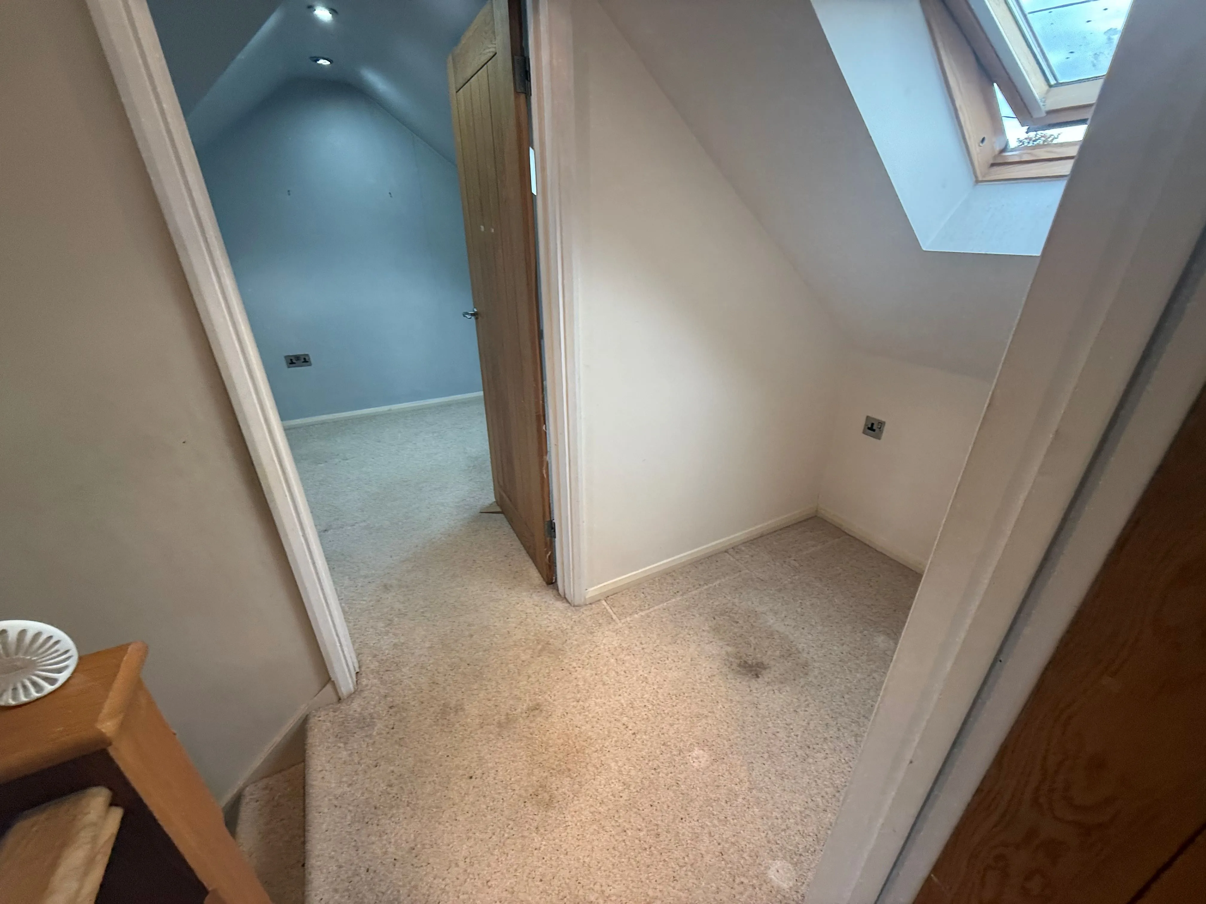 RESIDENTIAL INVESTMENT: A VACANT FREEHOLD SEMI DETACHED CHALET IN NEED OF LIGHT REFURBISHMENT WITHIN WALKING DISTANCE TO TOWN CENTRE