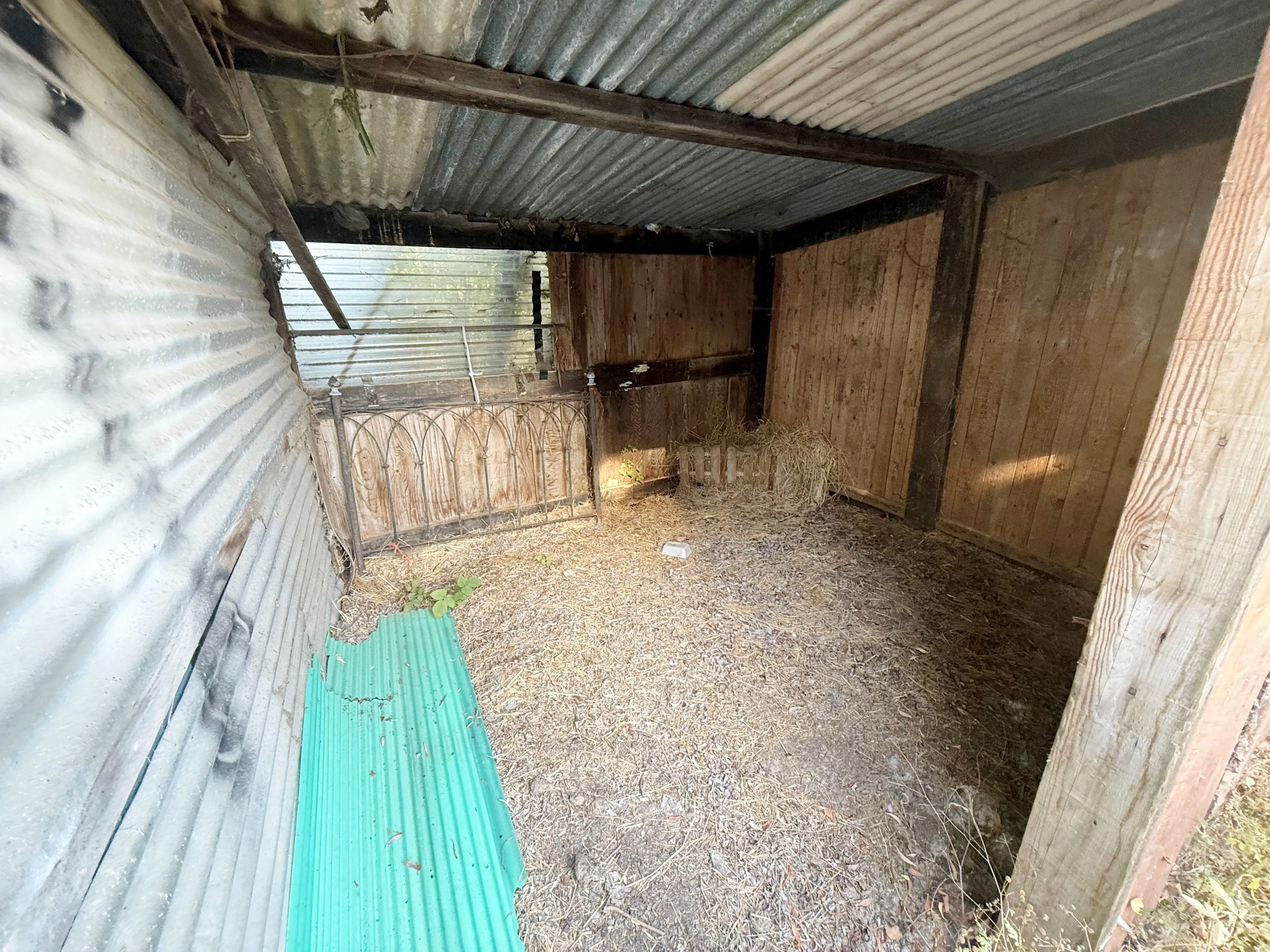 DEVELOPMENT OPPORTUNITY: VACANT FREEHOLD DETACHED HOUSE ON A 0.87 ACRE GREEN BELT PLOT WITH THREE STABLES OFFERS POTENTIAL REDEVELOPMENT