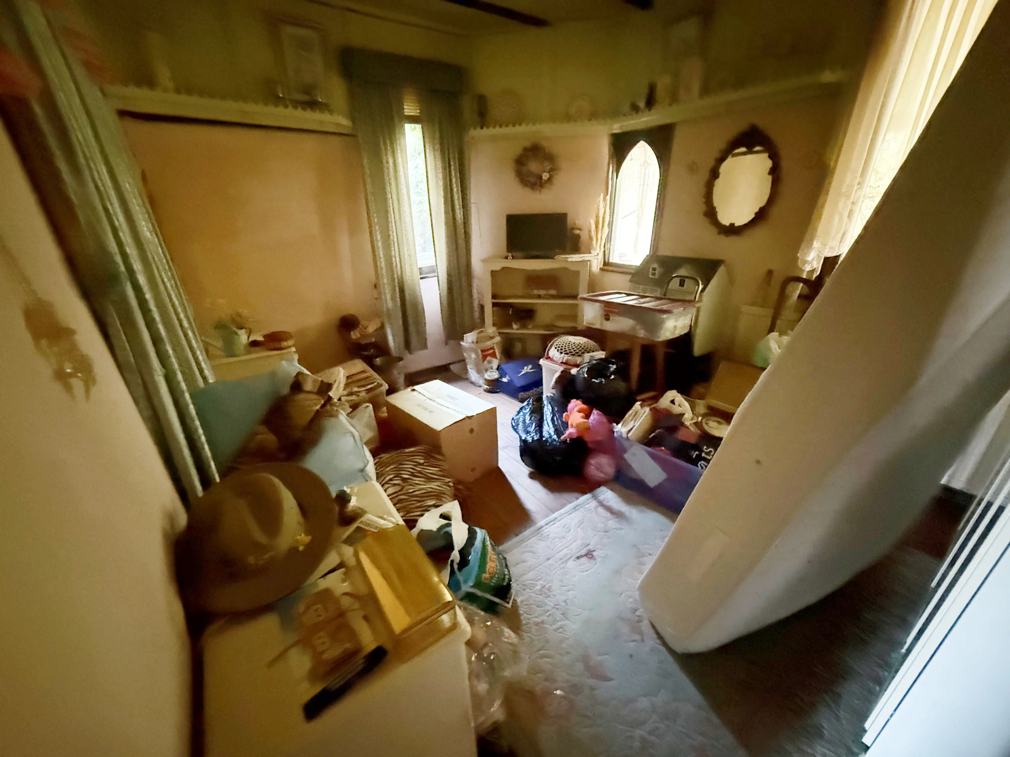 DEVELOPMENT OPPORTUNITY: VACANT FREEHOLD DETACHED HOUSE ON A 0.87 ACRE GREEN BELT PLOT WITH THREE STABLES OFFERS POTENTIAL REDEVELOPMENT