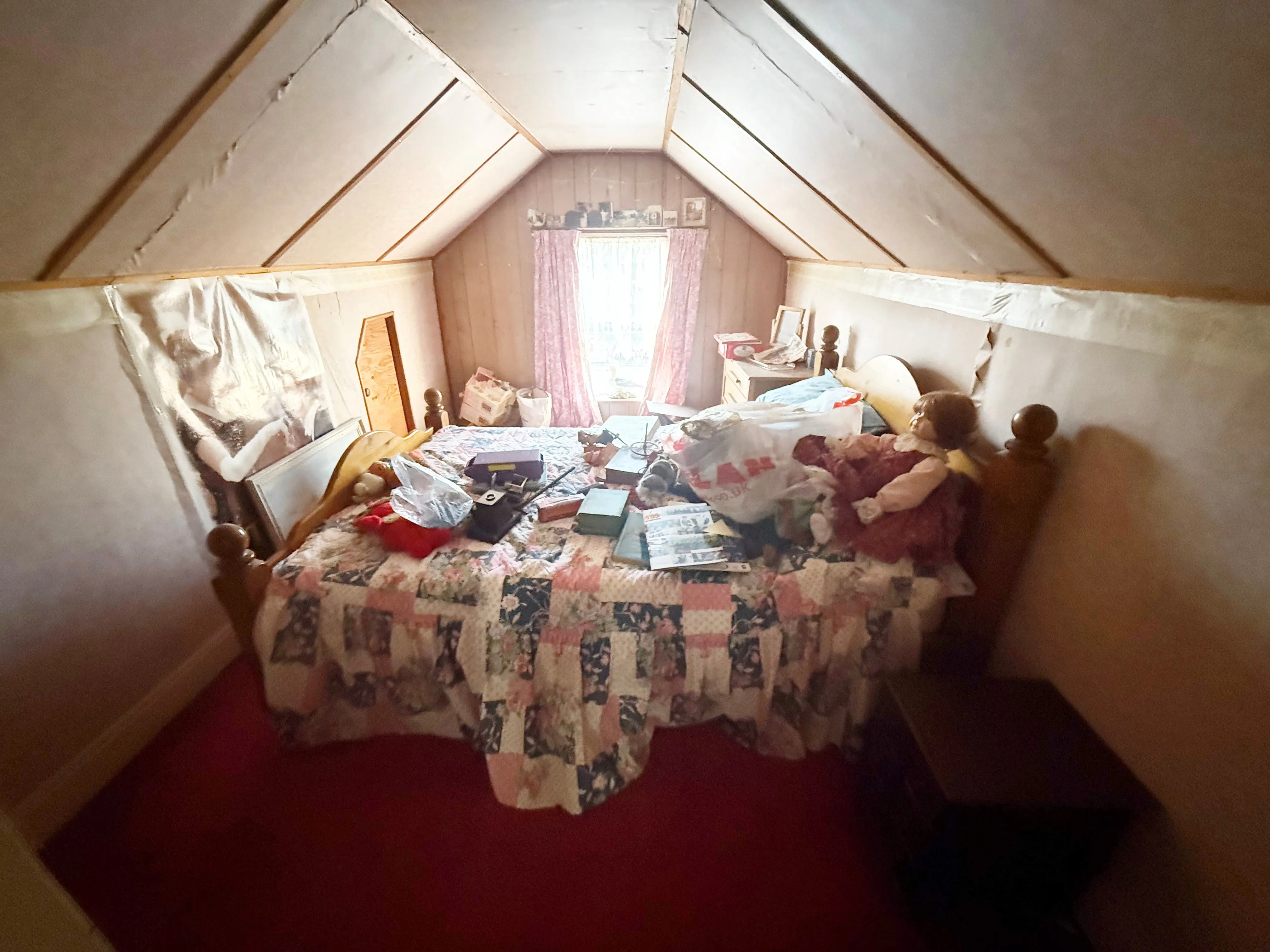 DEVELOPMENT OPPORTUNITY: VACANT FREEHOLD DETACHED HOUSE ON A 0.87 ACRE GREEN BELT PLOT WITH THREE STABLES OFFERS POTENTIAL REDEVELOPMENT