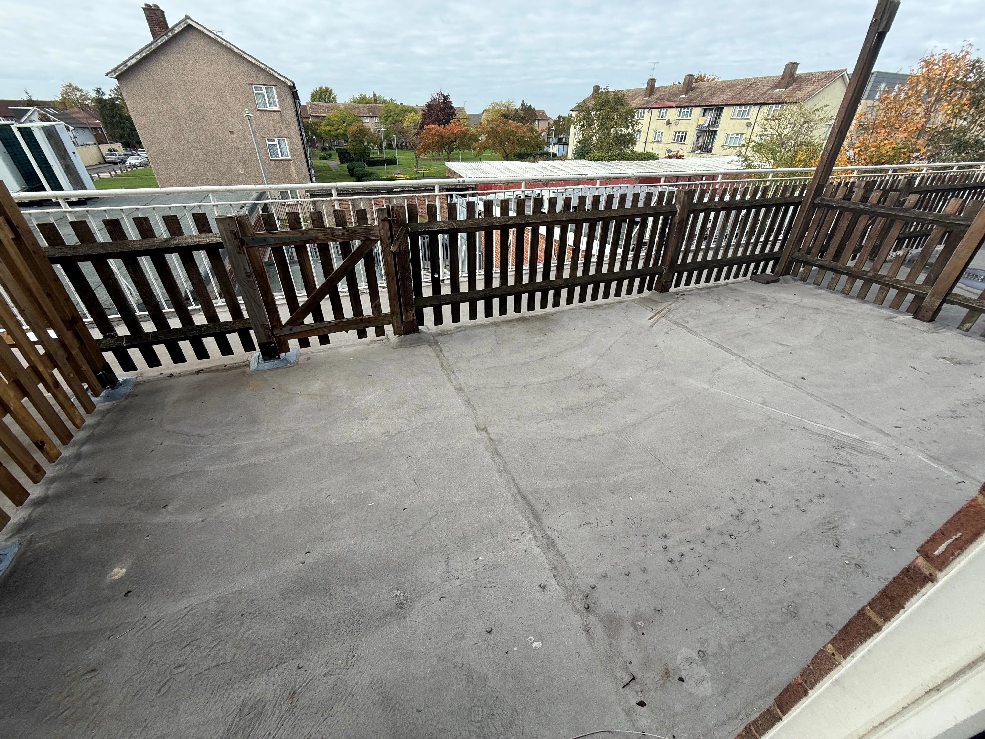 RESIDENTIAL INVESTMENT: A VACANT LEASEHOLD TWO BEDROOM MAISONETTE LOCATED WITHIN WALKING DISTANCE OF CHADWELL HEATH TRAIN STATION