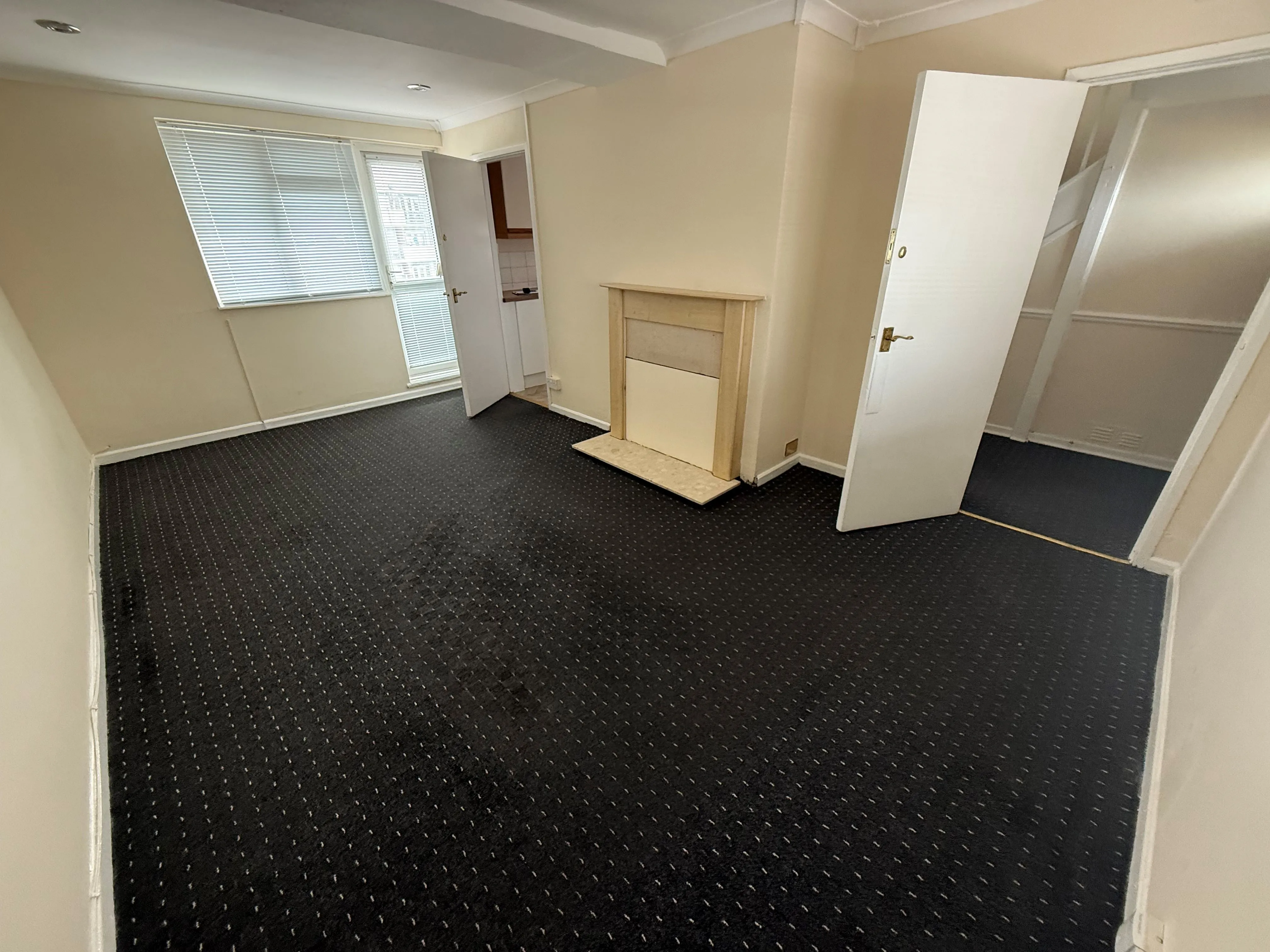 RESIDENTIAL INVESTMENT: A VACANT LEASEHOLD TWO BEDROOM MAISONETTE LOCATED WITHIN WALKING DISTANCE OF CHADWELL HEATH TRAIN STATION