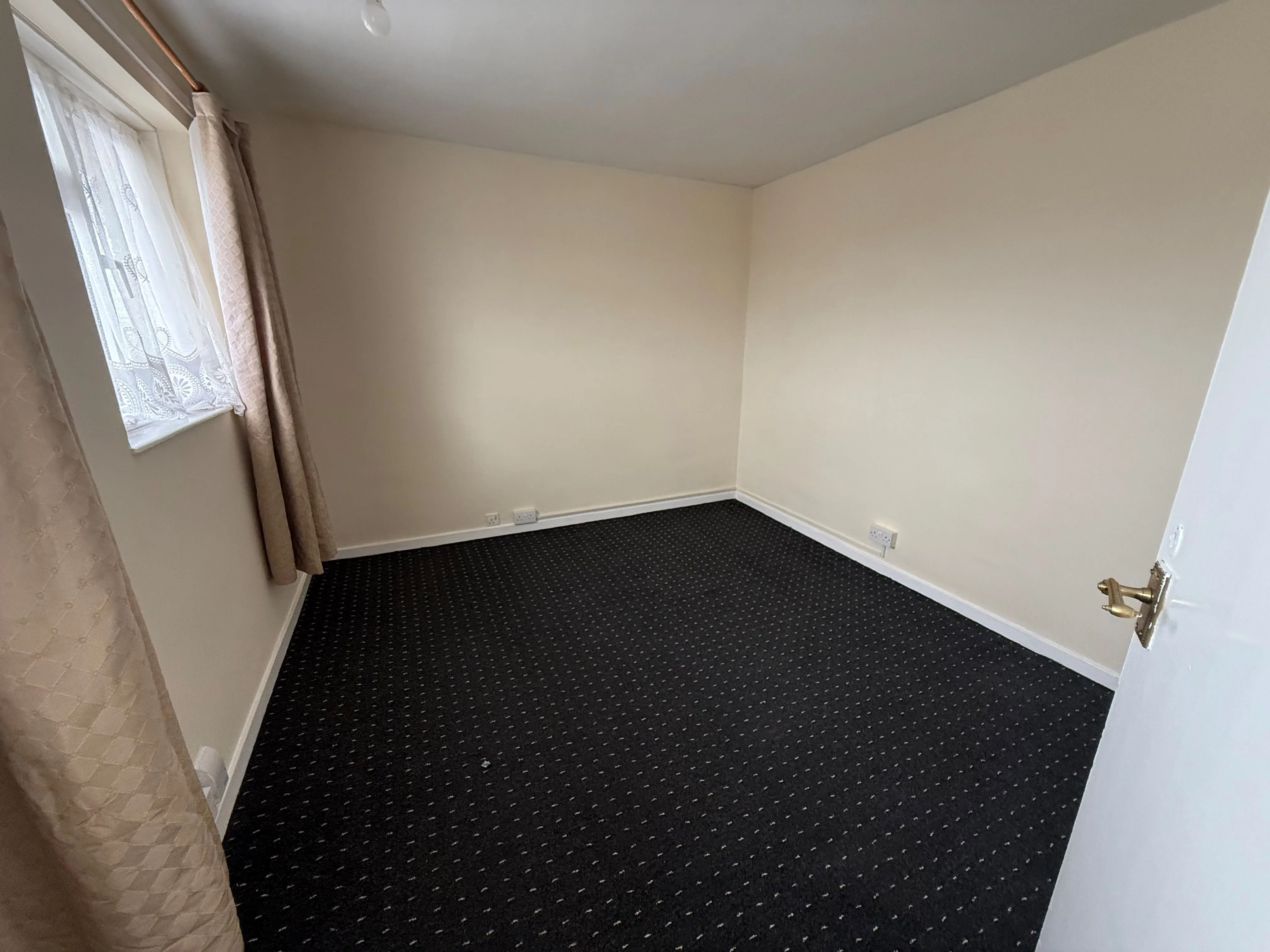 RESIDENTIAL INVESTMENT: A VACANT LEASEHOLD TWO BEDROOM MAISONETTE LOCATED WITHIN WALKING DISTANCE OF CHADWELL HEATH TRAIN STATION