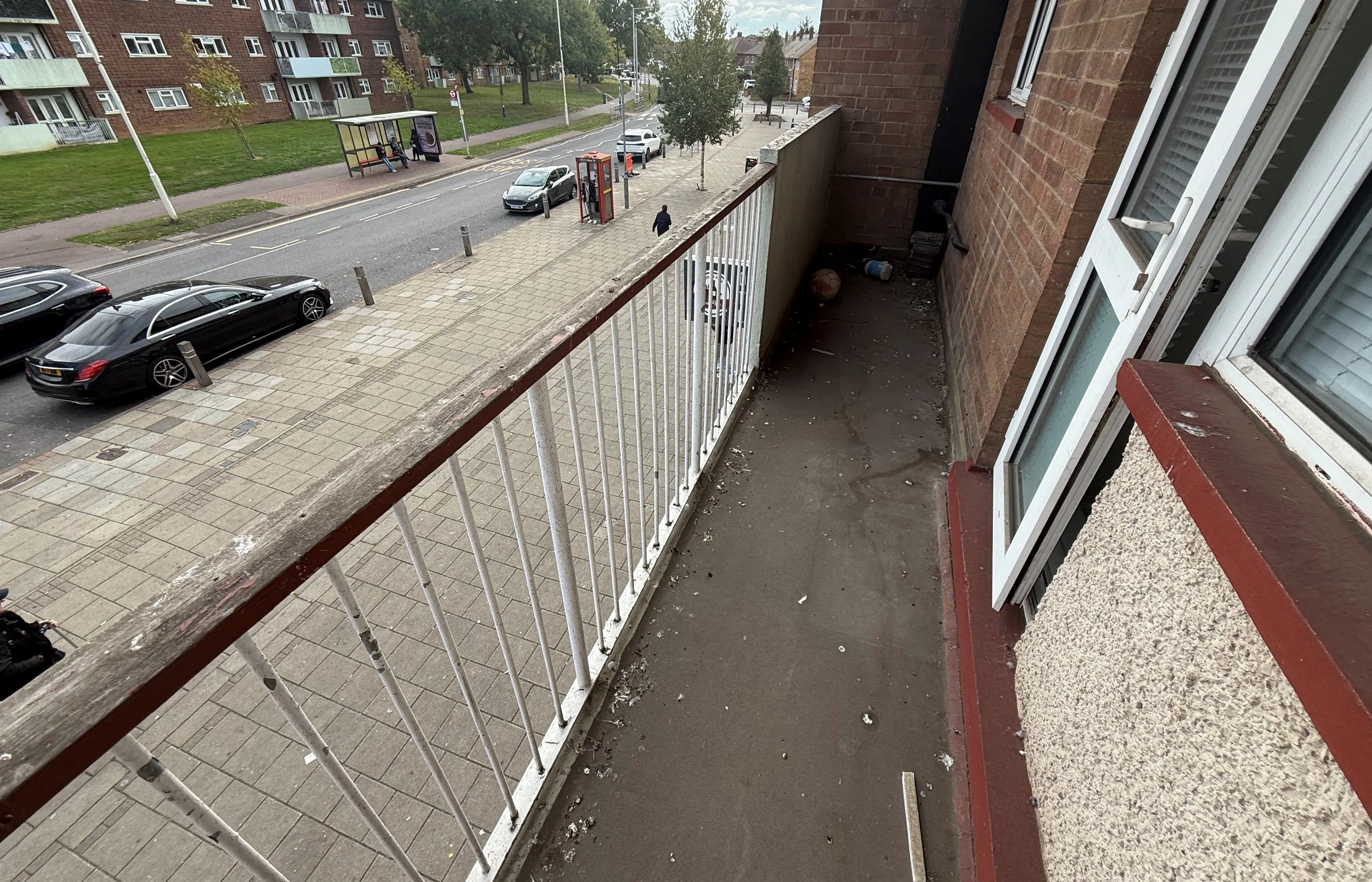 RESIDENTIAL INVESTMENT: A VACANT LEASEHOLD TWO BEDROOM MAISONETTE LOCATED WITHIN WALKING DISTANCE OF CHADWELL HEATH TRAIN STATION