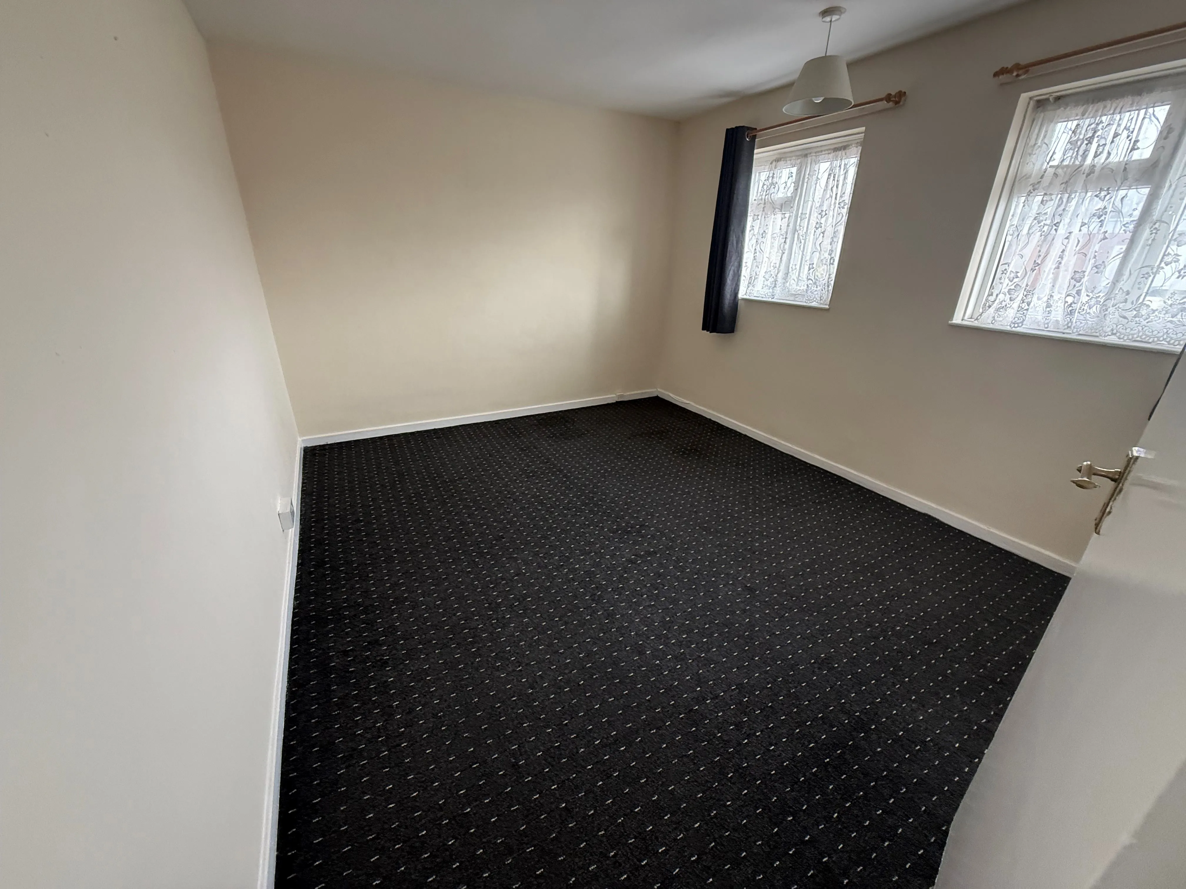 RESIDENTIAL INVESTMENT: A VACANT LEASEHOLD TWO BEDROOM MAISONETTE LOCATED WITHIN WALKING DISTANCE OF CHADWELL HEATH TRAIN STATION