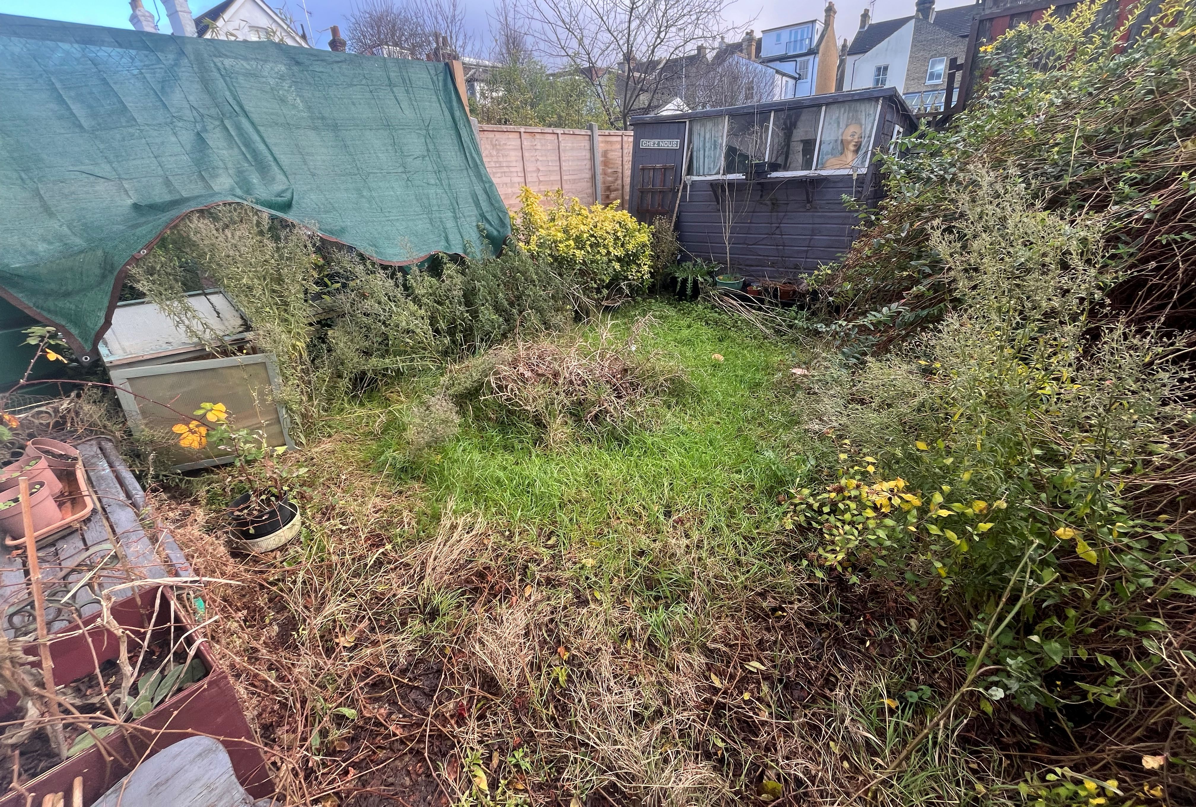RESIDENTIAL/BUY TO LET INVESTMENT: REQUIRING MODERNISATION IS THIS LEASEHOLD TWO BEDROOM GROUND FLOOR FLAT WITH OWN GARDEN TO REAR.                                                                                                                                                                                                                                                                                                                                                                                                                                                                                                                                        