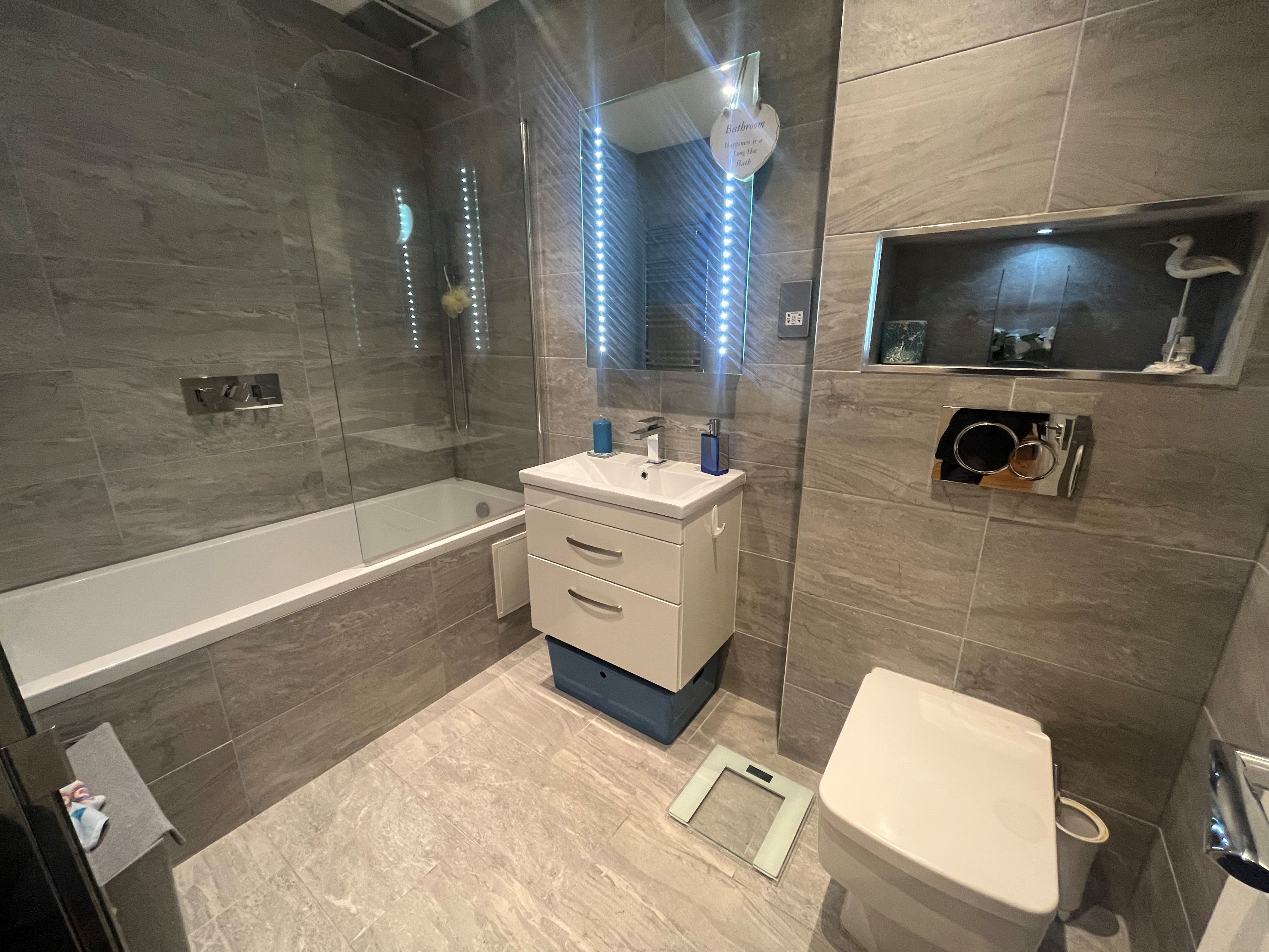 RESIDENTIAL/BUY TO LET INVESTMENT: MODERN TWO BEDROOM APARTMENT IN THE HEART OF THE CITY CENTRE CONSIDERED TO BE AN IDEAL BUY TO LET INVESTMENT. 