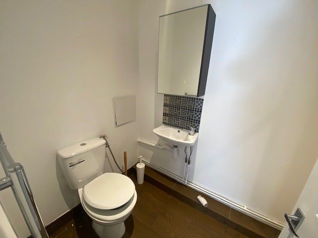 MIXED USE INVESTMENT A FREEHOLD FOOD TAKEAWAY WITH STUDIO FLAT FULLY LET FOR £15,000 PA PLUS GROUND RENT FROM FIRST FLOOR FLAT SOLD ON LONG LEASE