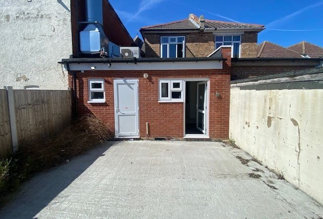 MIXED USE INVESTMENT A FREEHOLD FOOD TAKEAWAY WITH STUDIO FLAT FULLY LET FOR £15,000 PA PLUS GROUND RENT FROM FIRST FLOOR FLAT SOLD ON LONG LEASE