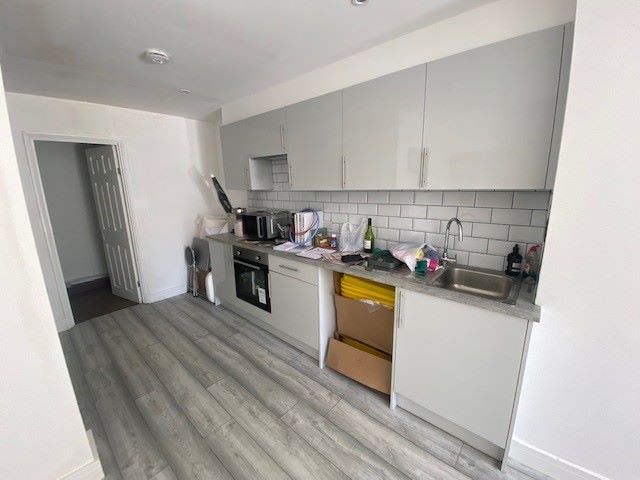 MIXED USE INVESTMENT A FREEHOLD FOOD TAKEAWAY WITH STUDIO FLAT FULLY LET FOR £15,000 PA PLUS GROUND RENT FROM FIRST FLOOR FLAT SOLD ON LONG LEASE