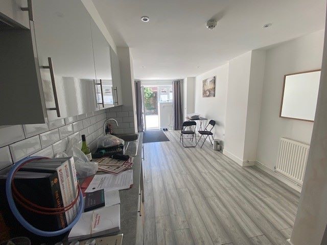 MIXED USE INVESTMENT A FREEHOLD FOOD TAKEAWAY WITH STUDIO FLAT FULLY LET FOR £15,000 PA PLUS GROUND RENT FROM FIRST FLOOR FLAT SOLD ON LONG LEASE