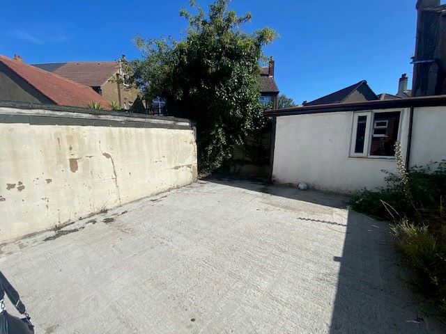 MIXED USE INVESTMENT A FREEHOLD FOOD TAKEAWAY WITH STUDIO FLAT FULLY LET FOR £15,000 PA PLUS GROUND RENT FROM FIRST FLOOR FLAT SOLD ON LONG LEASE