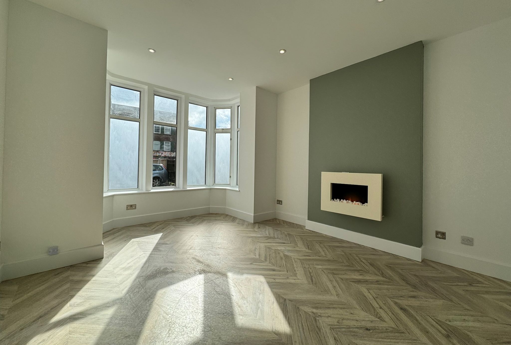BUY TO LET INVESTMENT: A VACANT, LEASEHOLD ONE BEDROOM FLAT IN ATTRACTIVE DETACHED BUILDING WITHIN WALKING DISTANCE TO CITY CENTRE AND STATIONS. 