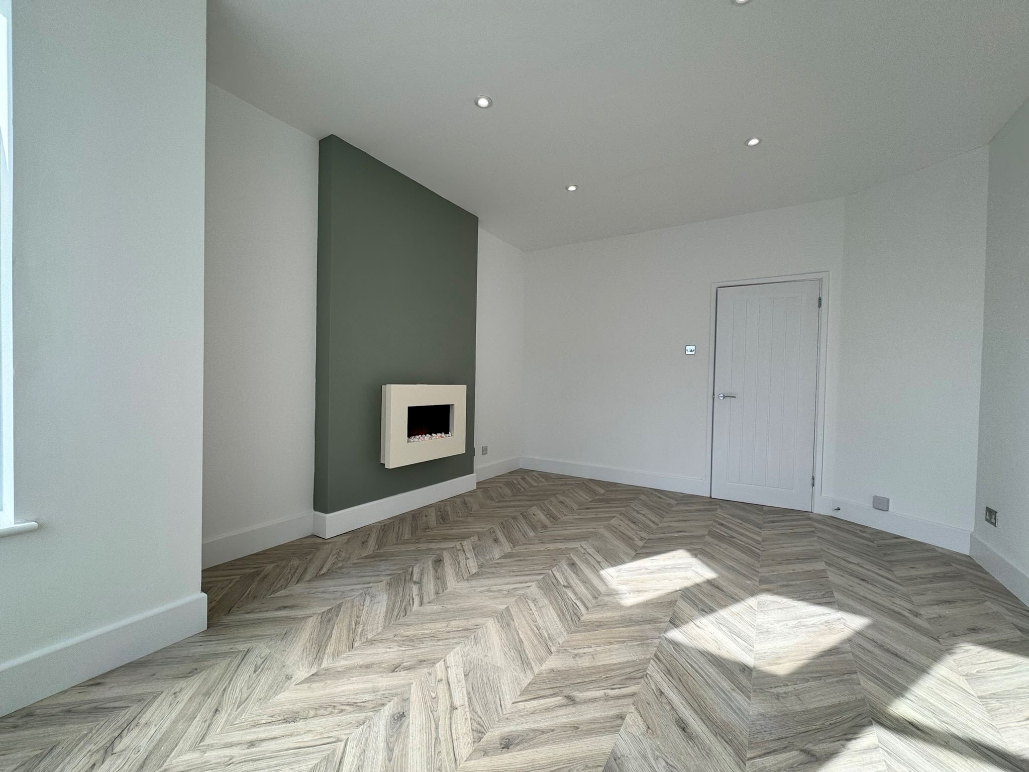 BUY TO LET INVESTMENT: A VACANT, LEASEHOLD ONE BEDROOM FLAT IN ATTRACTIVE DETACHED BUILDING WITHIN WALKING DISTANCE TO CITY CENTRE AND STATIONS. 