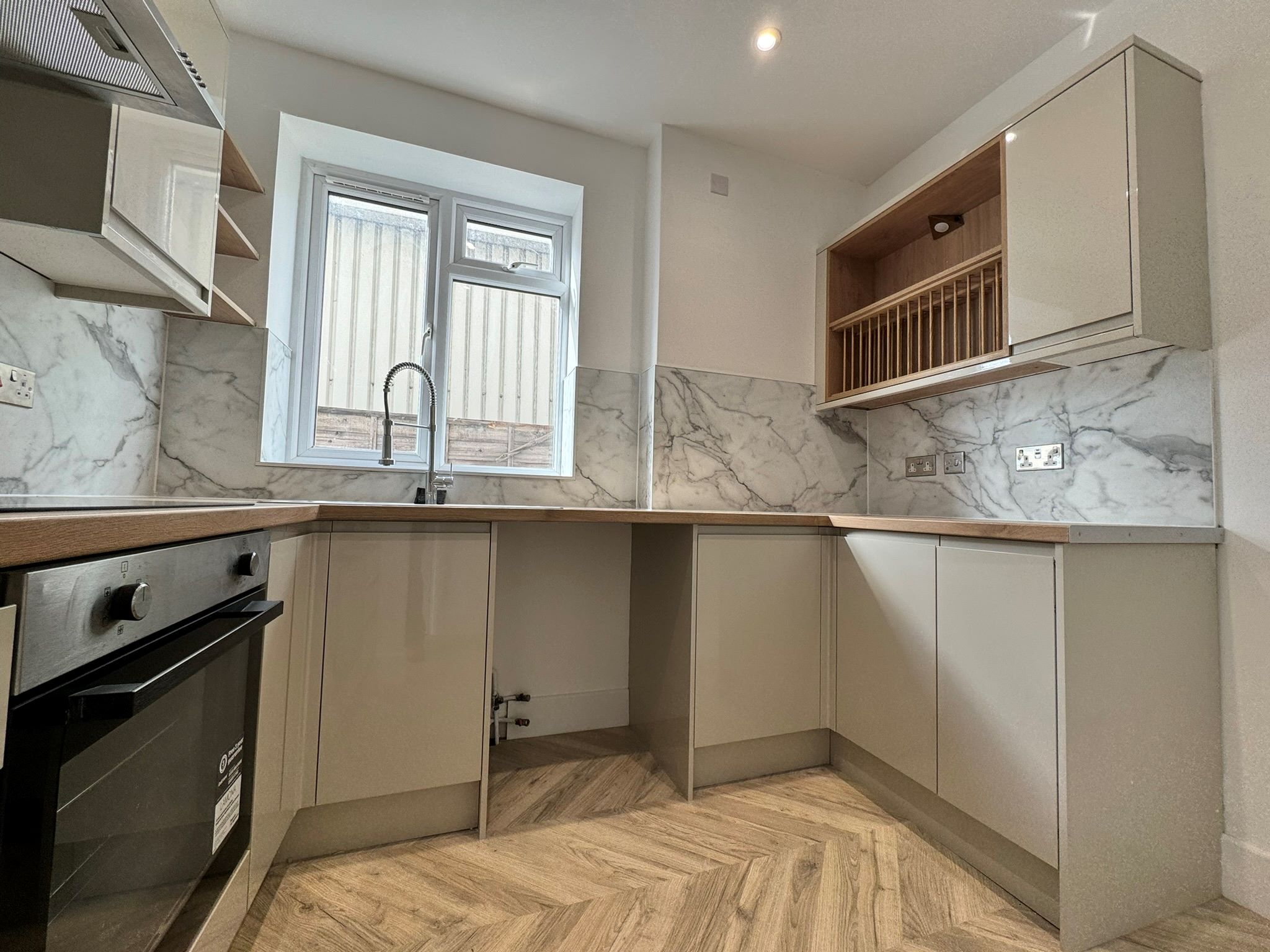 BUY TO LET INVESTMENT: A VACANT, LEASEHOLD ONE BEDROOM FLAT IN ATTRACTIVE DETACHED BUILDING WITHIN WALKING DISTANCE TO CITY CENTRE AND STATIONS. 