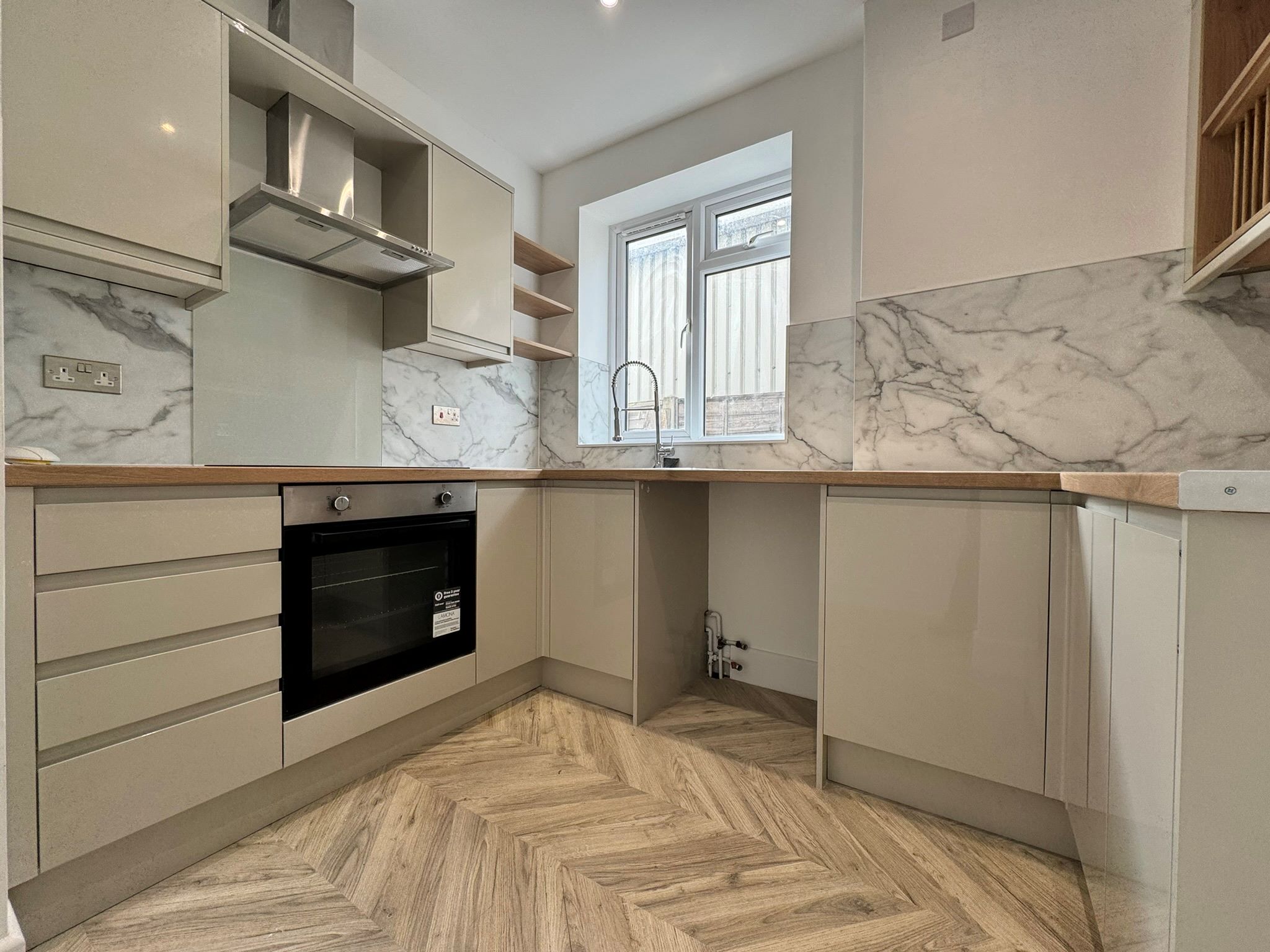 BUY TO LET INVESTMENT: A VACANT, LEASEHOLD ONE BEDROOM FLAT IN ATTRACTIVE DETACHED BUILDING WITHIN WALKING DISTANCE TO CITY CENTRE AND STATIONS. 