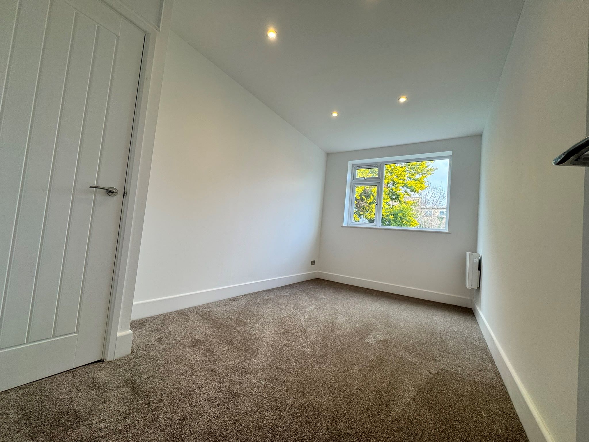 BUY TO LET INVESTMENT: A VACANT, LEASEHOLD ONE BEDROOM FLAT IN ATTRACTIVE DETACHED BUILDING WITHIN WALKING DISTANCE TO CITY CENTRE AND STATIONS. 