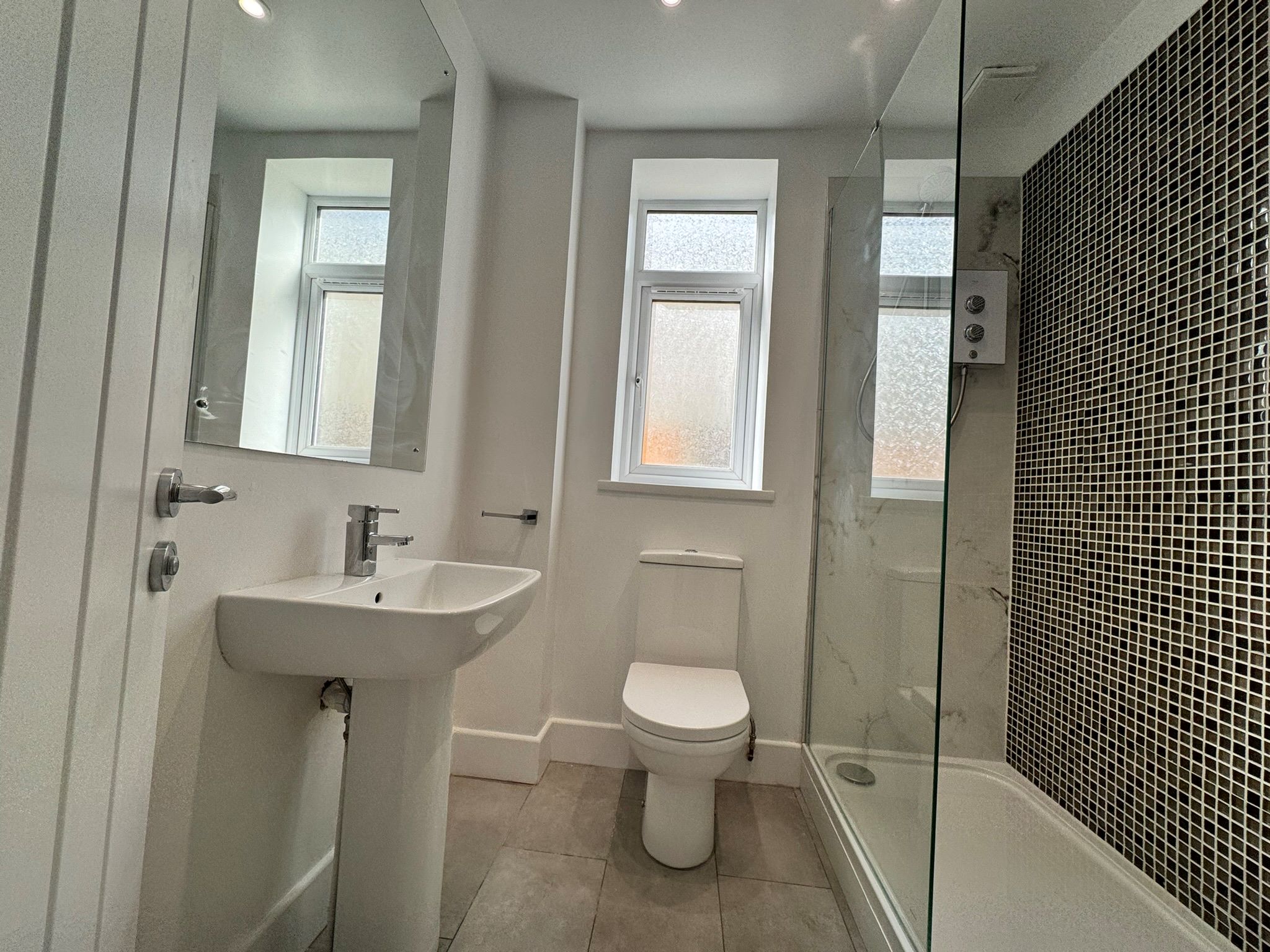 BUY TO LET INVESTMENT: A VACANT, LEASEHOLD ONE BEDROOM FLAT IN ATTRACTIVE DETACHED BUILDING WITHIN WALKING DISTANCE TO CITY CENTRE AND STATIONS. 