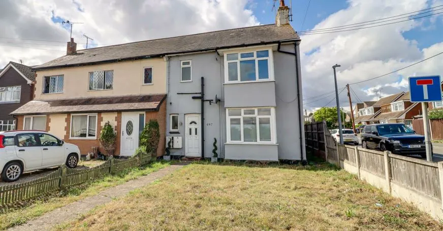 RESIDENTIAL/BUY TO LET INVESTMENT:  VACANT ONE BEDROOM FIRST FLOOR APARTMENT WITH PLANNING FOR A LOFT ROOM AND OFF STREET PARKING.