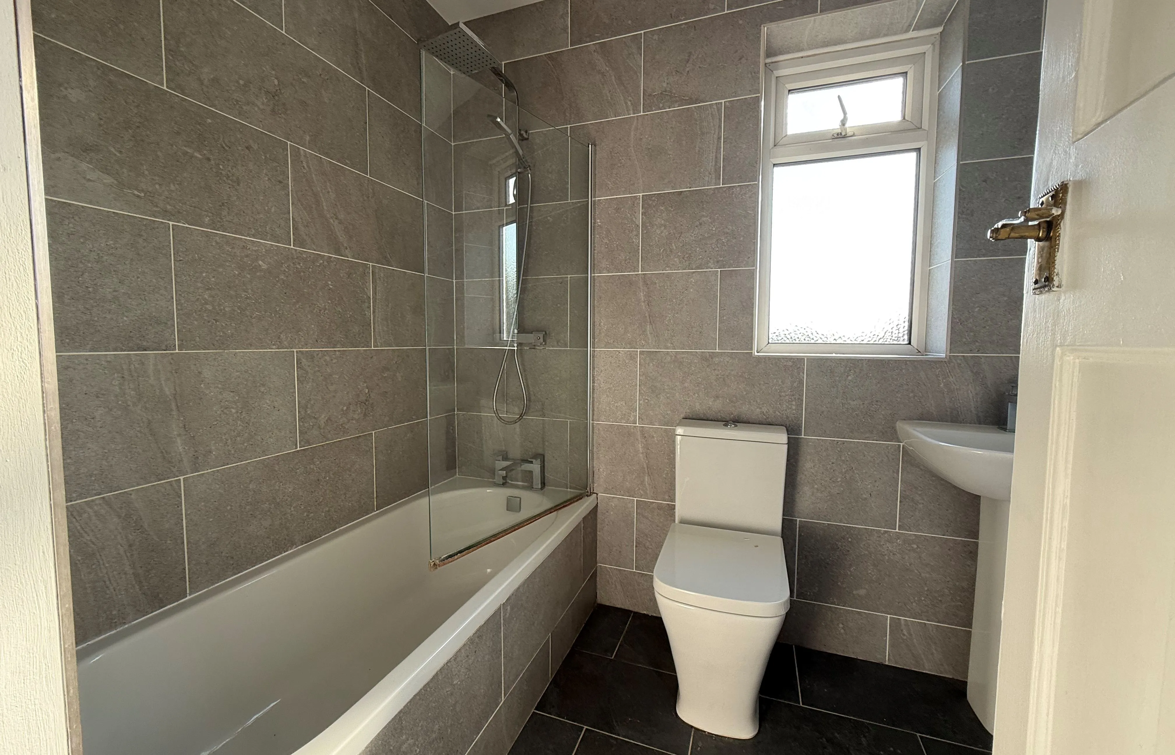 RESIDENTIAL/BUY TO LET INVESTMENT:  VACANT ONE BEDROOM FIRST FLOOR APARTMENT WITH PLANNING FOR A LOFT ROOM AND OFF STREET PARKING.