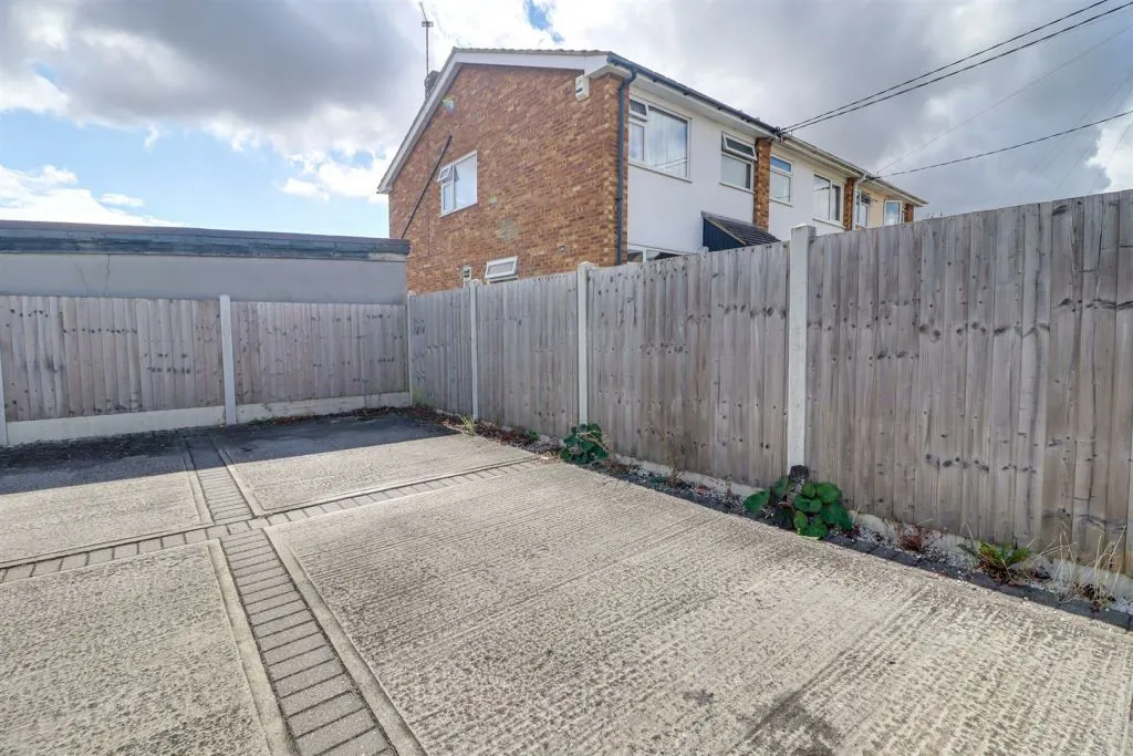 RESIDENTIAL/BUY TO LET INVESTMENT:  VACANT ONE BEDROOM FIRST FLOOR APARTMENT WITH PLANNING FOR A LOFT ROOM AND OFF STREET PARKING.