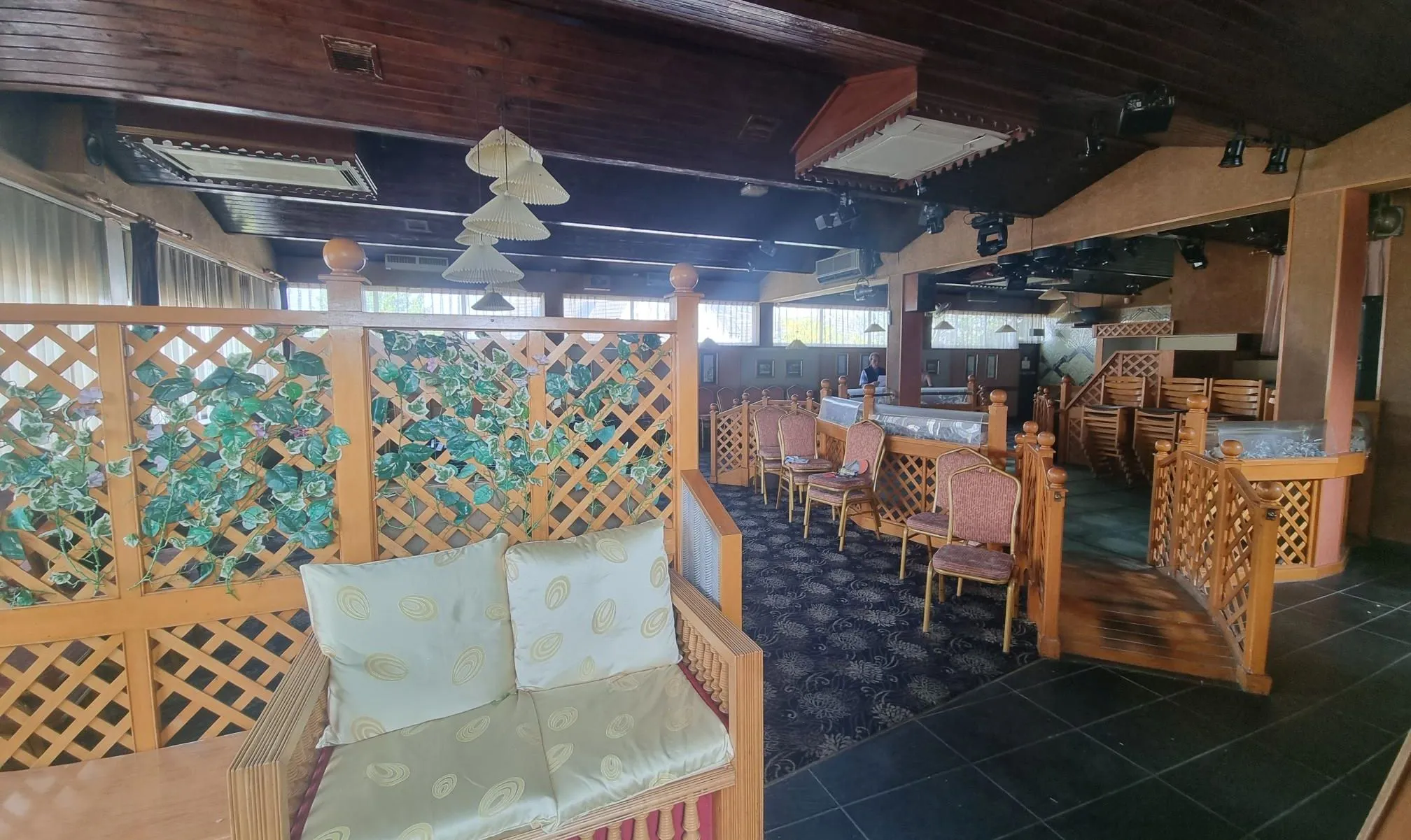 COMMERCIAL INVESTMENT: A VACANT LEASEHOLD FIRST FLOOR FORMER CHINESE RESTAURANT  LOCATED IN STANFORD LE HOPE TOWN CENTRE MEASURING 2,225 SQ. FT